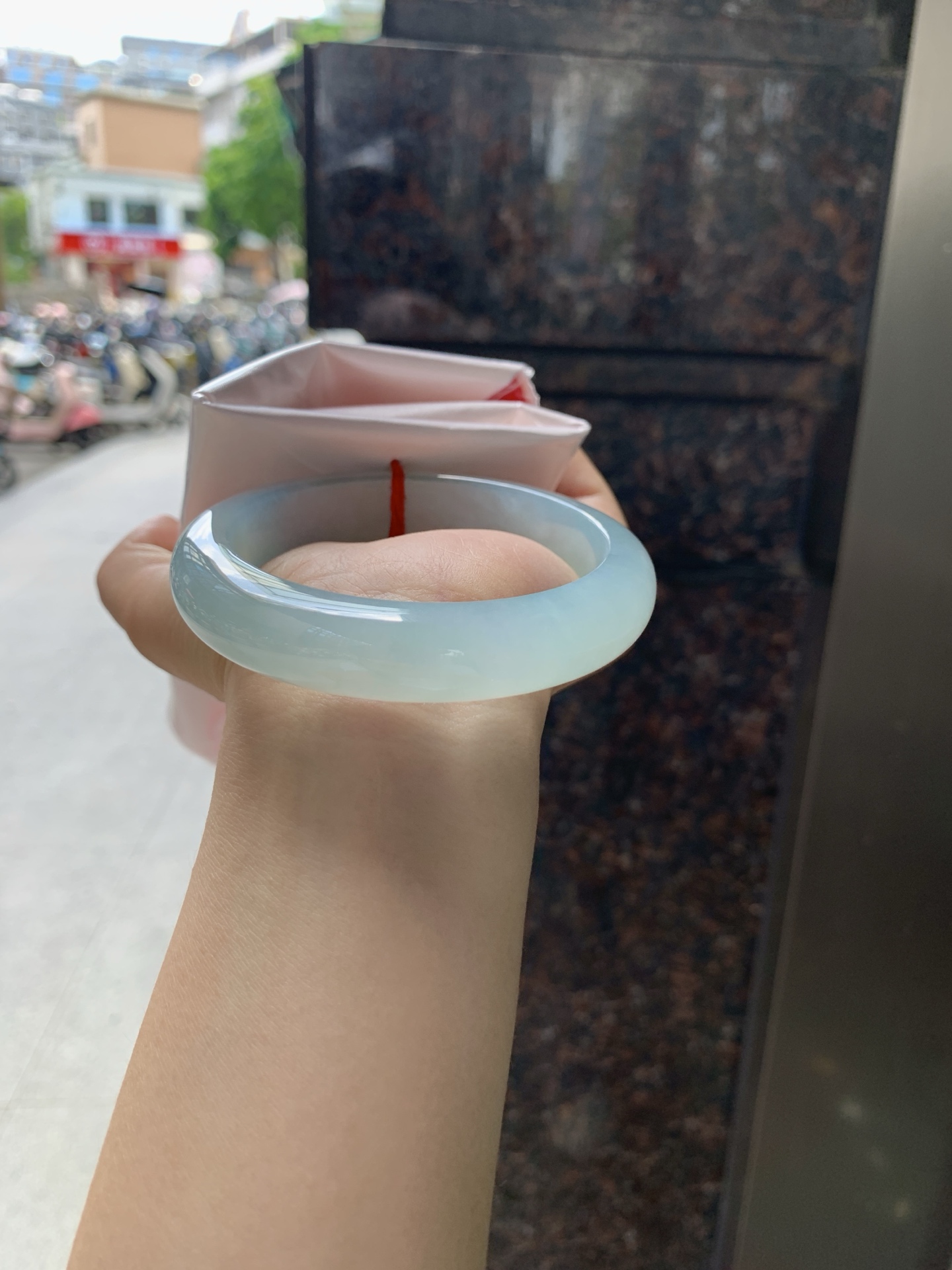 冰晴蓝正圈，58.9-13.4-8.5，0808-6-3347，无裂，打灯棉线，底妆冰胶细腻，清爽耐看的晴蓝底，夏季美好的冰凉感，时而晴时而蓝，随光线变化如梦如幻。