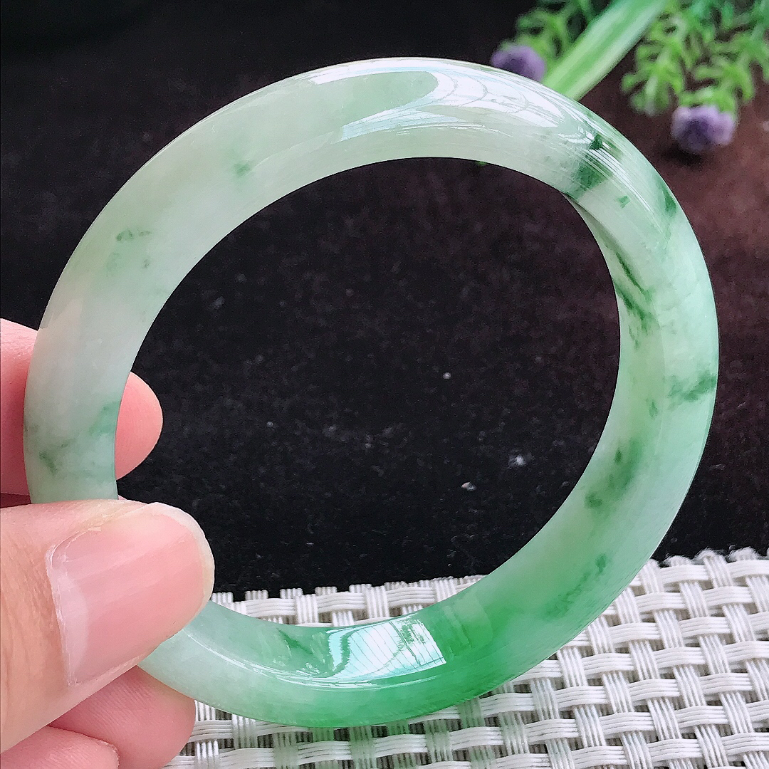 实拍A货翡翠56/12.2/8老坑冰润起胶飘阳绿手镯宽边玉镯平安镯百搭