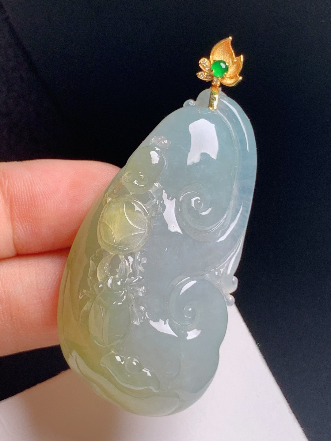 冰黄翡如意吊坠，水润通透，线条流畅，吉祥纳福