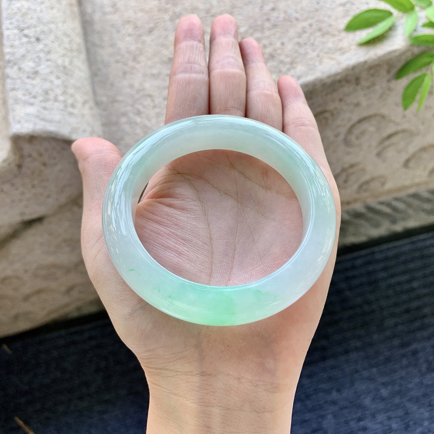 正圈55 56，圈口56.3/12.3/9.7，编码GL080938，糯冰飘绿，水润，种老，细腻，打灯有棉线