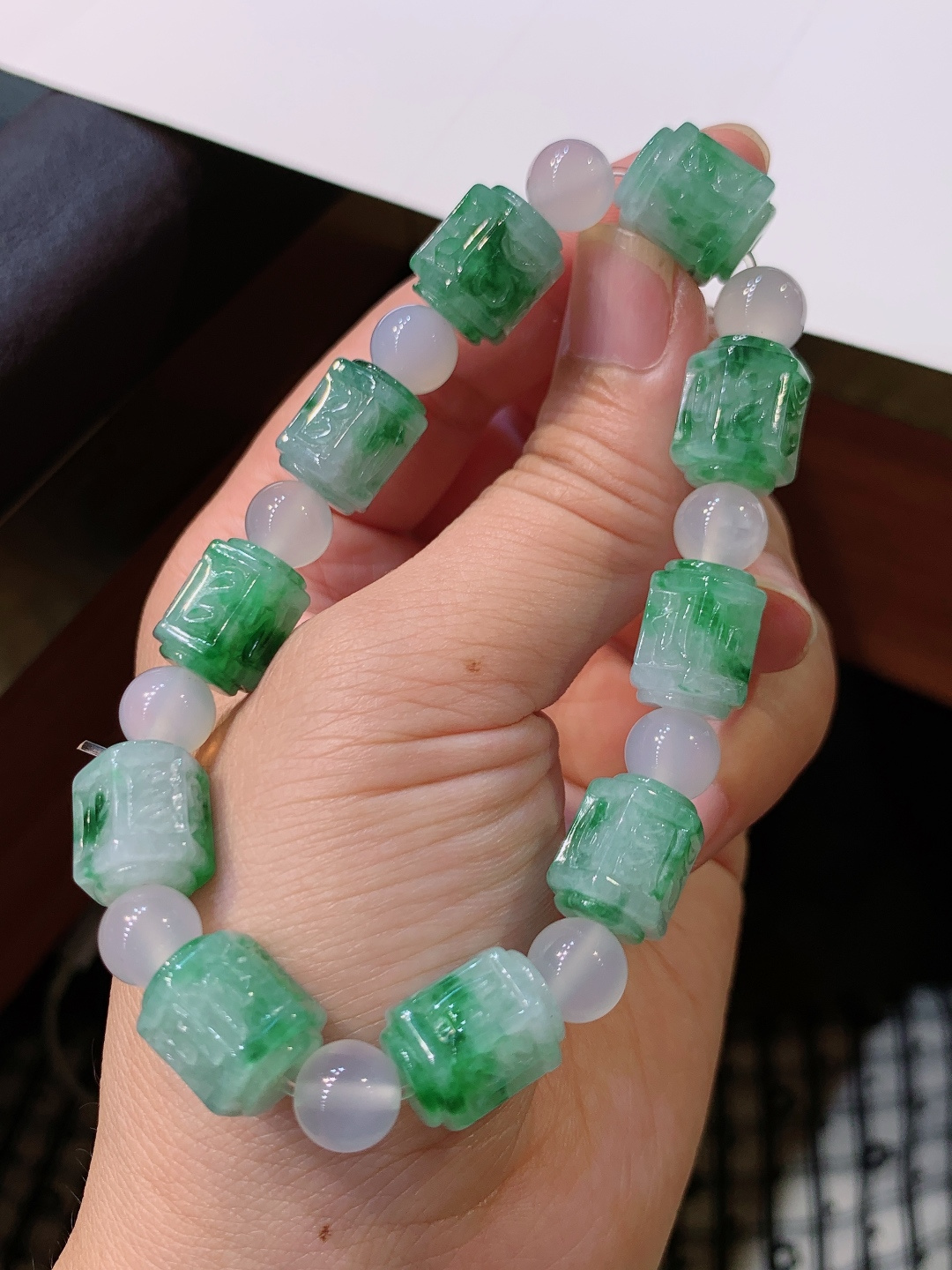飘绿六字真言手串，翠色灵动，雕工精致，古韵悠然