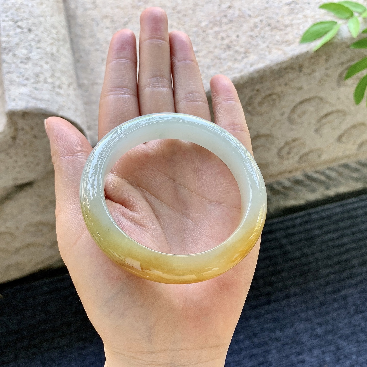 正圈53 54，圈口54.8/12/9，编码HW080930，冰糯黄翡，水润，种老，细腻，无裂。