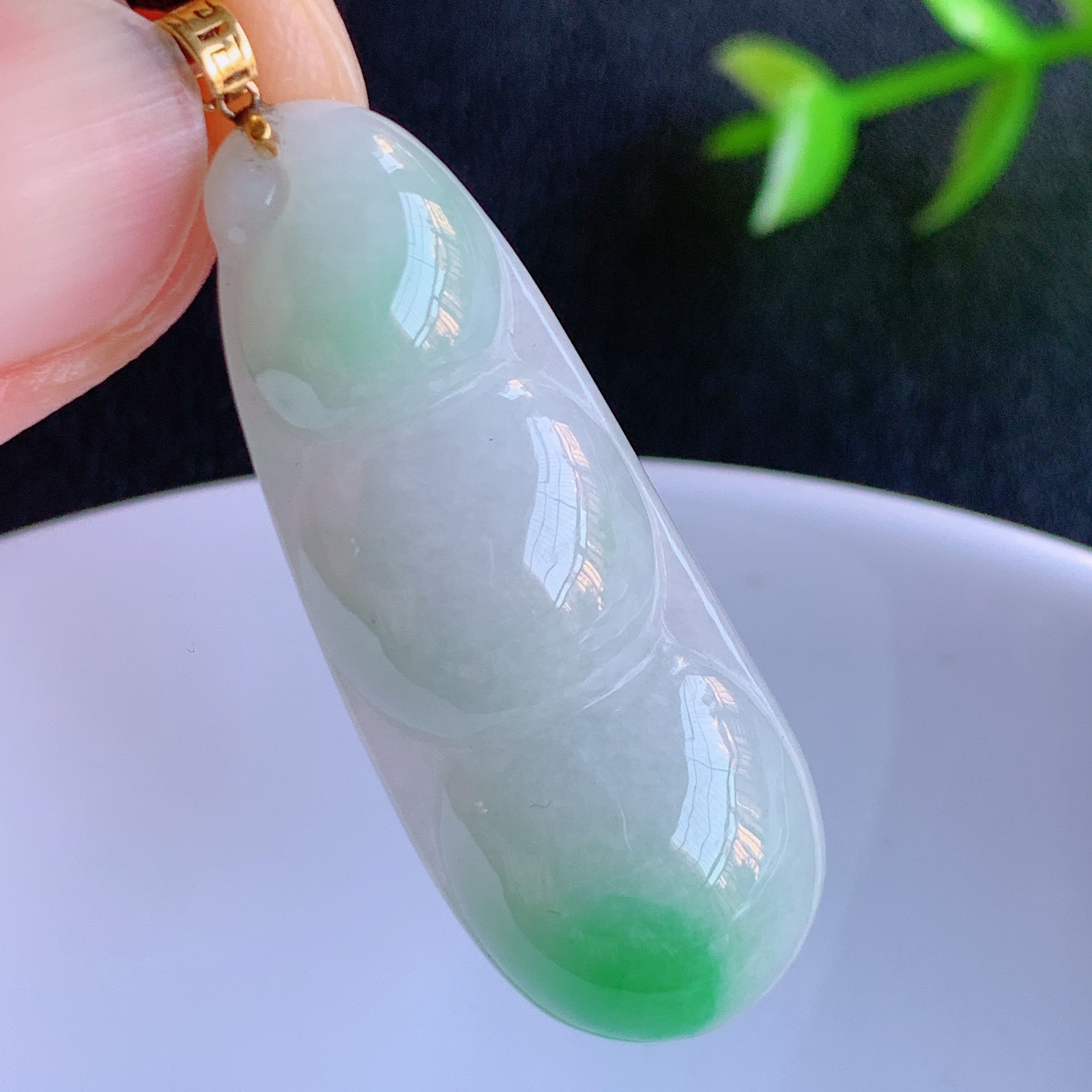 18k金扣冰润飘绿福豆翡翠挂件，老种飘花  冰清玉洁  胶感十足  寓意“四季平安，福气满满”颜色鲜艳，清新自然，饱满通透   W49.7  尺寸：36.2-13.8-6.2mm