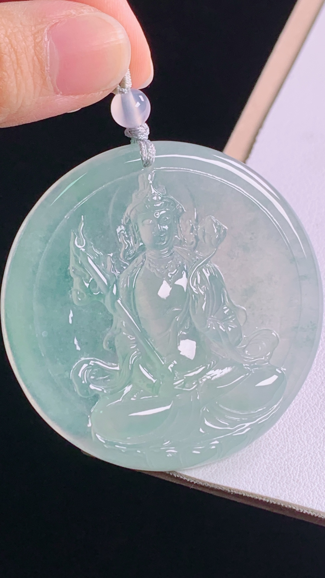 冰种虚空藏菩萨，冰润荧光，雕工精湛，无裂，尺寸:53.4-5.7mm
