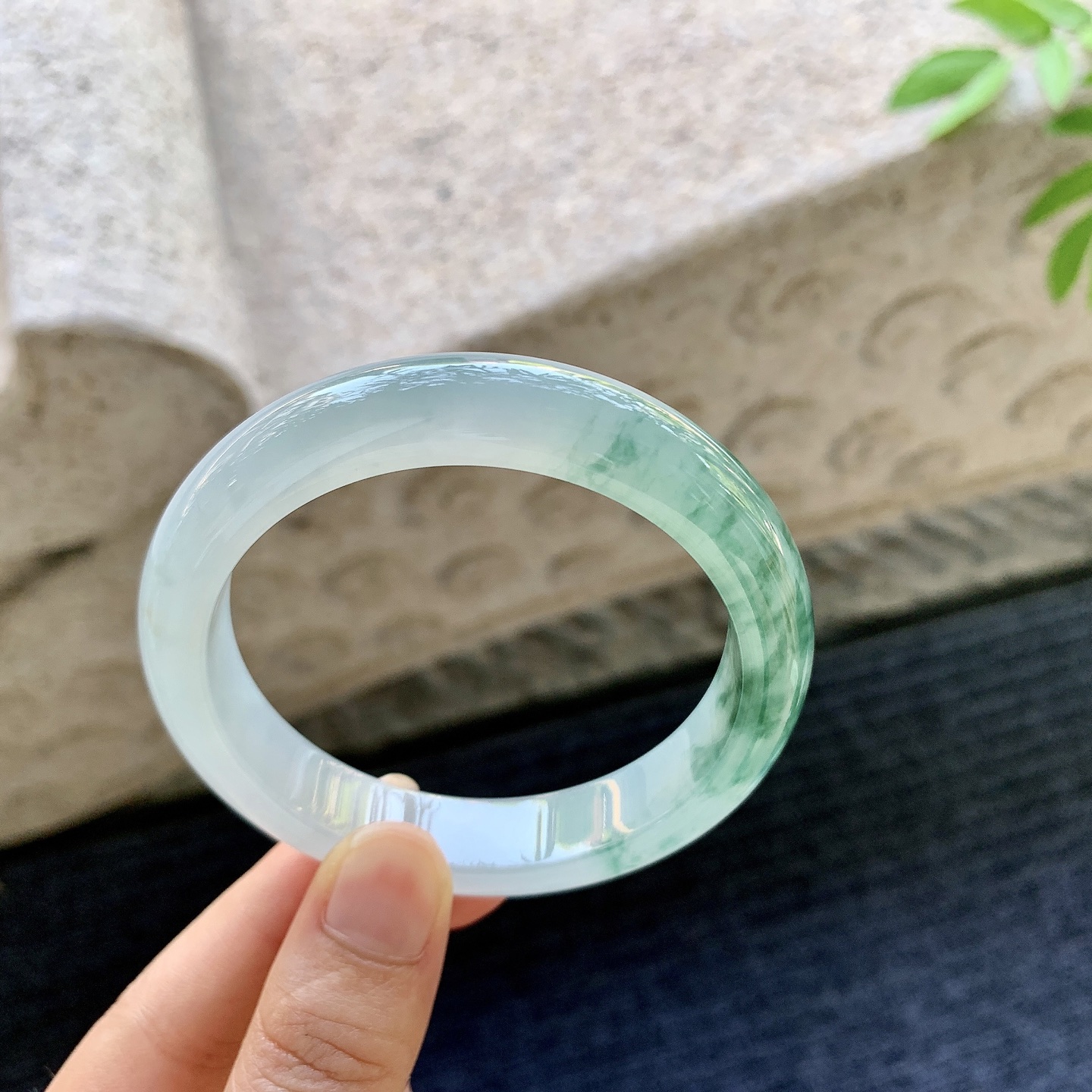 正圈55 56，圈口56/12/8.2，编码W6080932，描述：冰糯飘花，水润，种老，细腻，有纹线