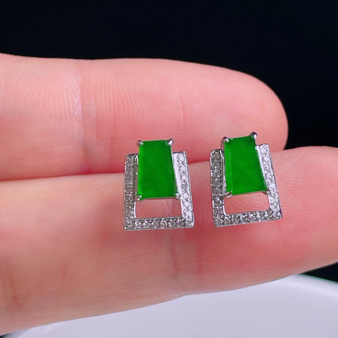冰绿耳钉，老种起光，细底通透，尺寸：10/8/9裸石7.3/5.2/2mm0808
