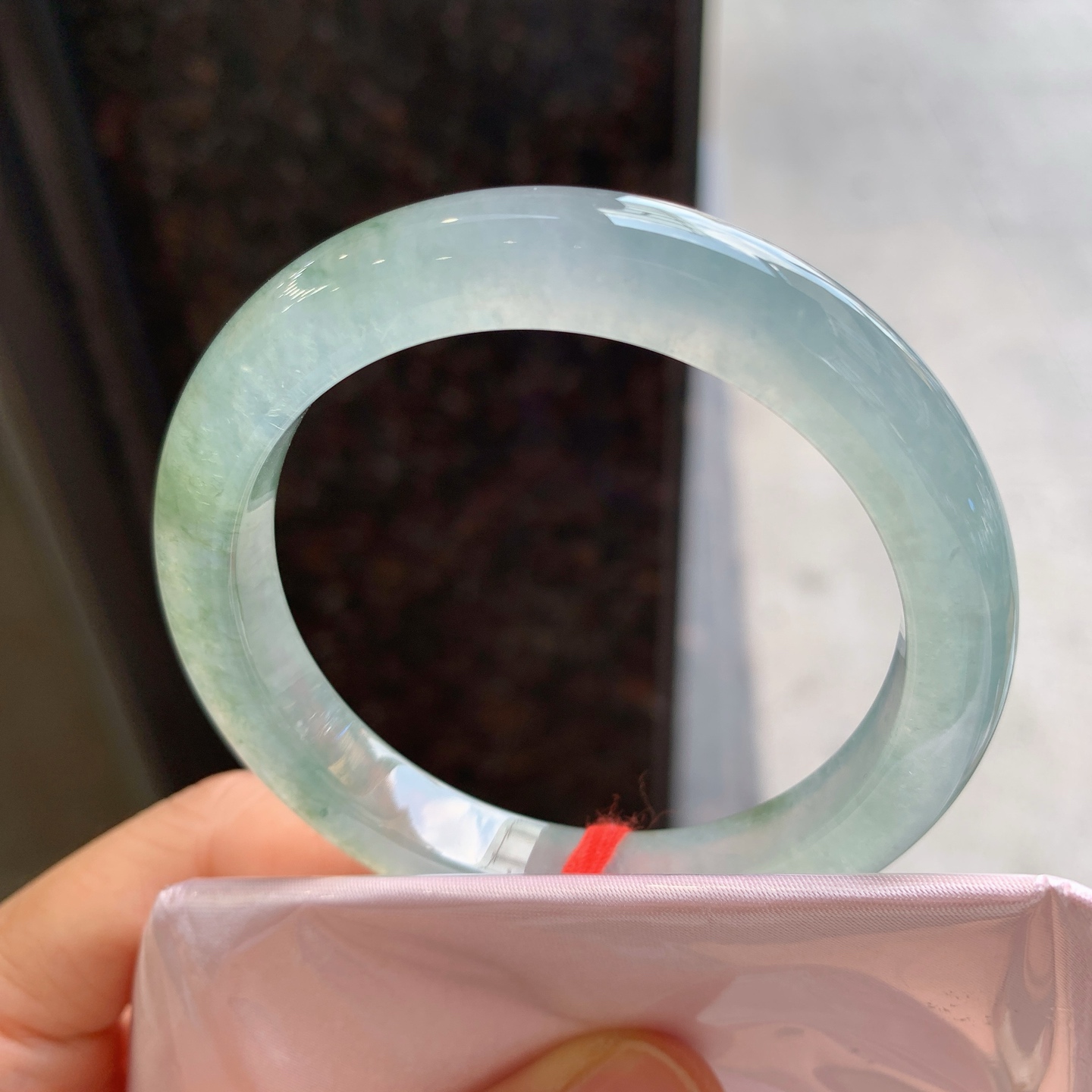 正圈冰黄翡飘花 表皮微瑕疵 尺寸：52.6/9.8/8.2 起荧光