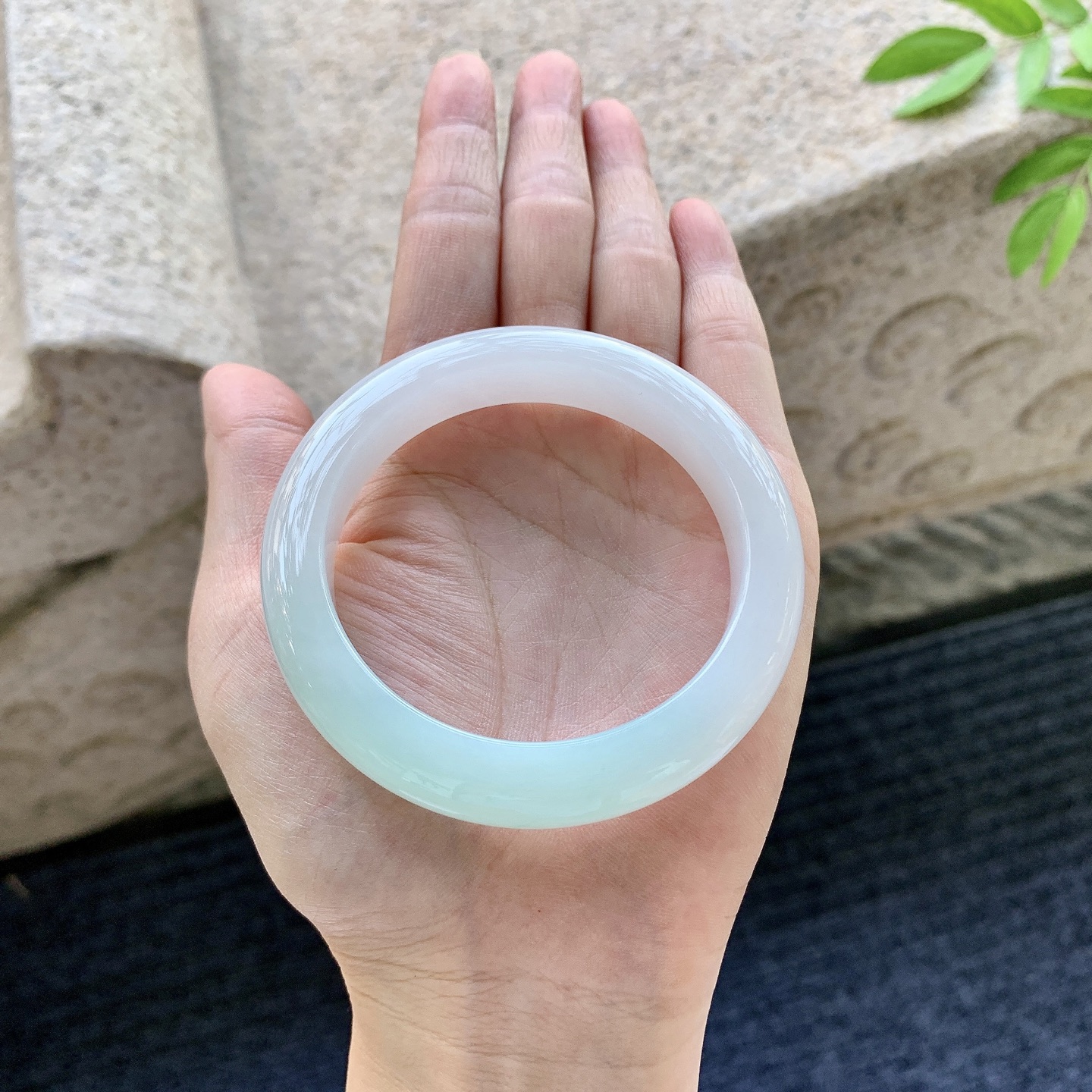 正圈52 53，圈口53.6/11.2/9，编码AD080901，描述细糯飘绿，水润，种老，细腻，无裂。