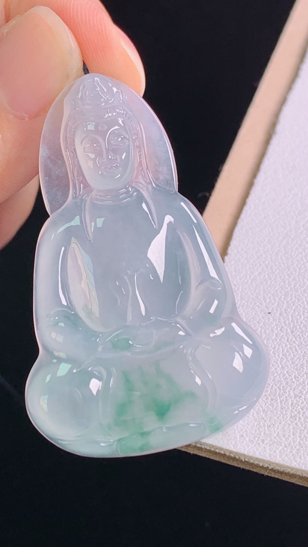 冰飘花观音，花色灵动，冰清玉洁，无裂，尺寸:47.7-30.5-5.8mm