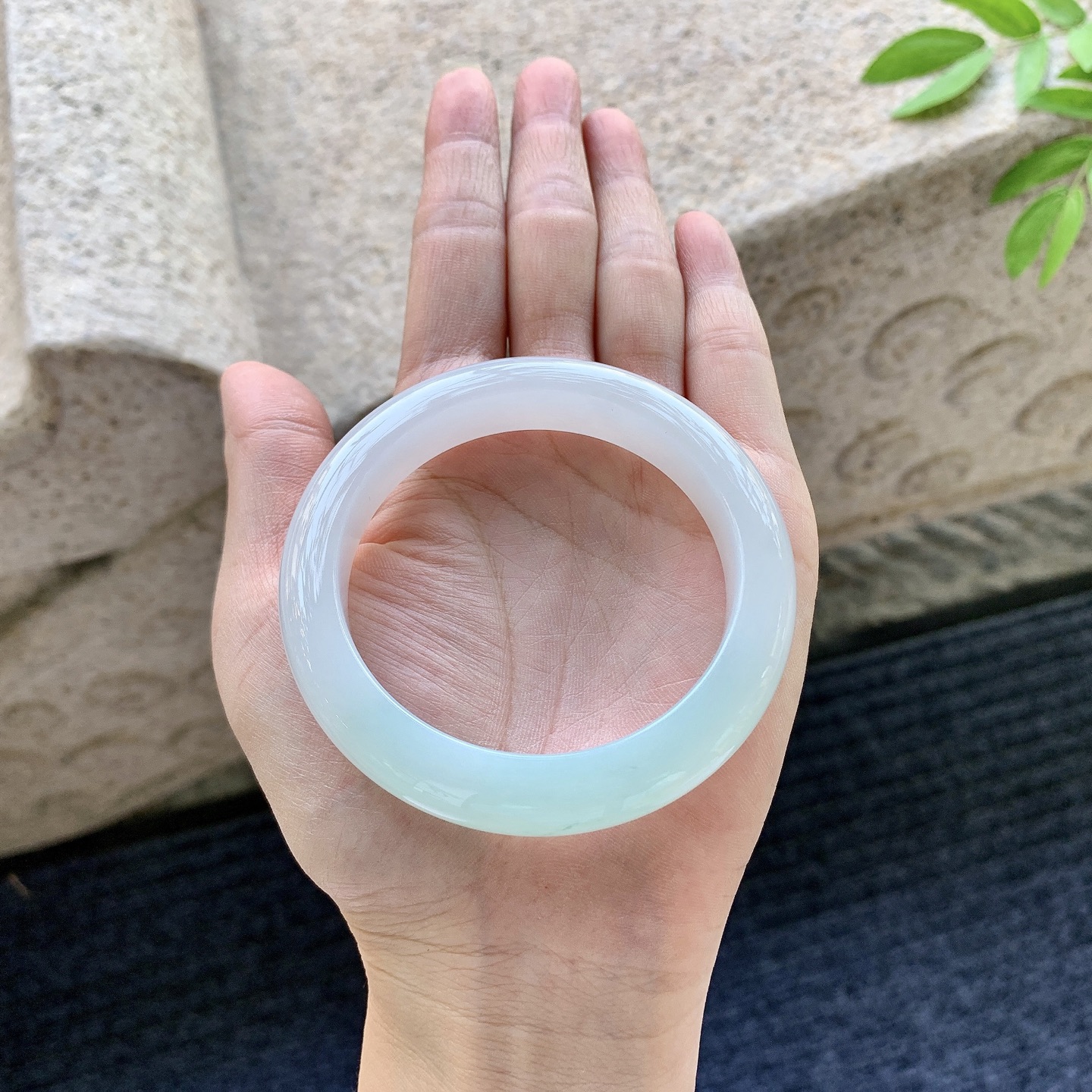 正圈52 53，圈口53.6/11.2/9，编码AD080901，描述细糯飘绿，水润，种老，细腻，无