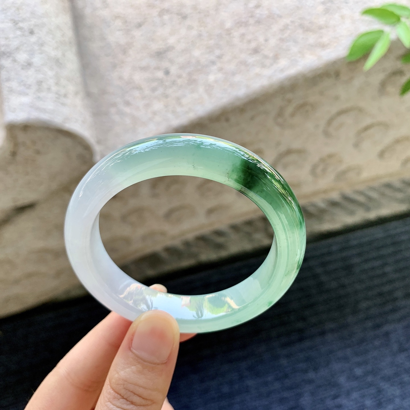 正圈51 52，圈口52.8/12.5/8，编码W6080931，描述冰糯飘绿，水润，种老，细腻，打灯有棉线