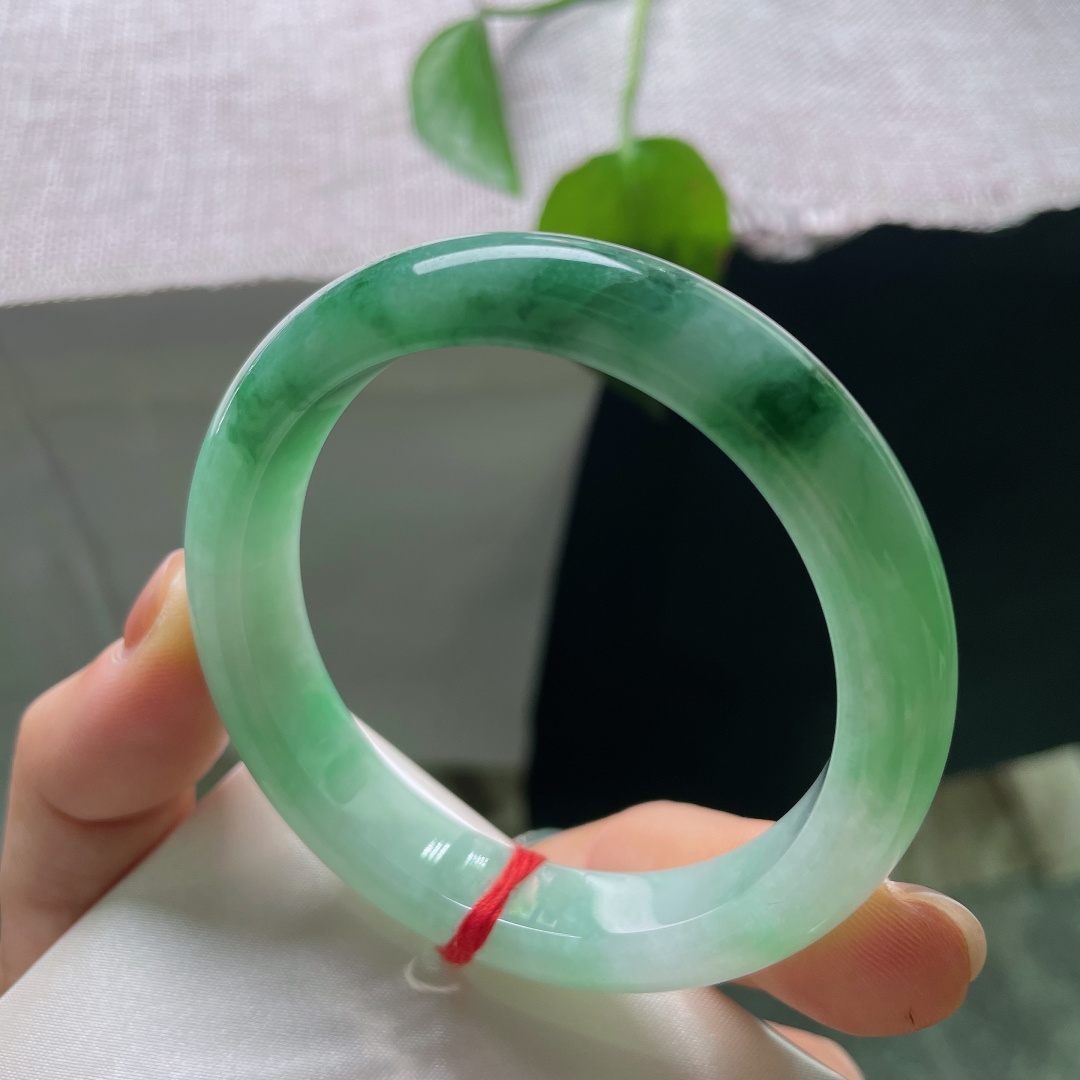54.7/12.1/8.4飘绿正圈，青山绿水环绕腕间，水头好，雅致动人，皮纹，56981