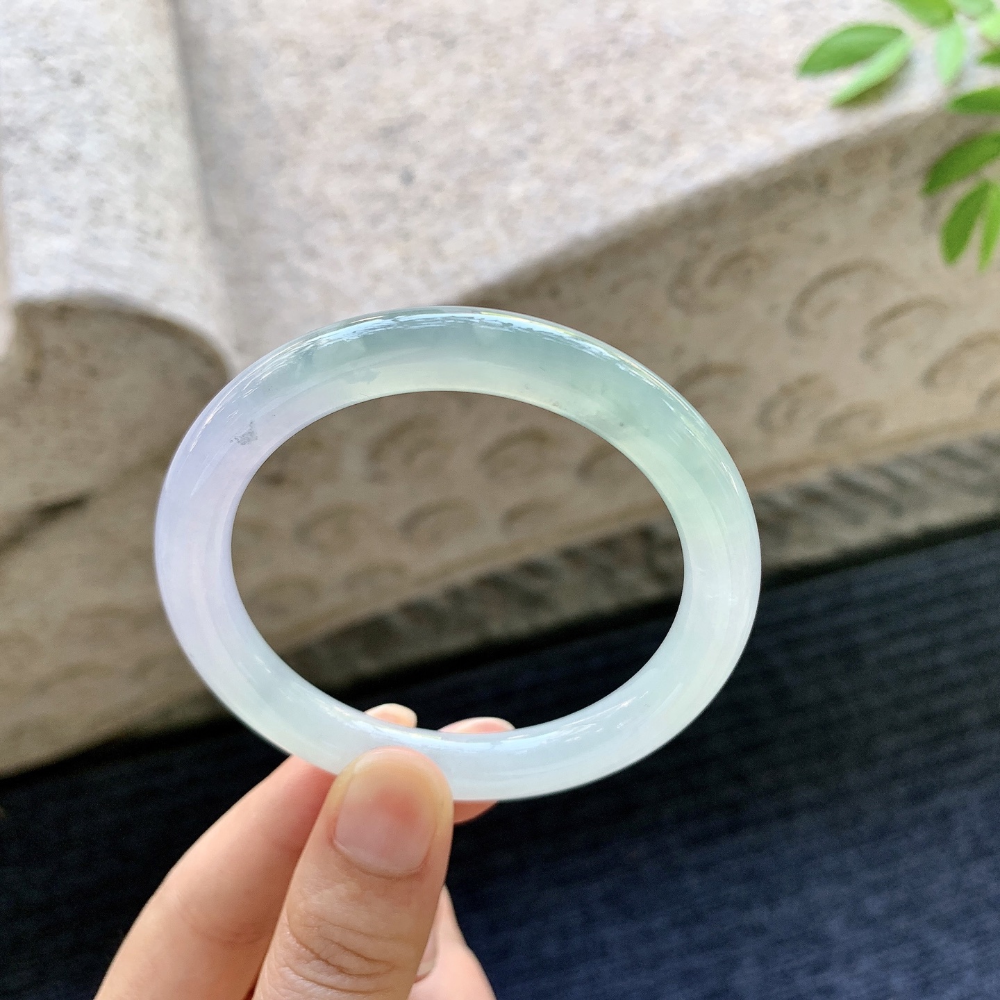 圆条52 53，圈口53.5/8.3/8.3，编码B2080921，描述：糯冰春彩，水润，种老，细腻，有纹线。