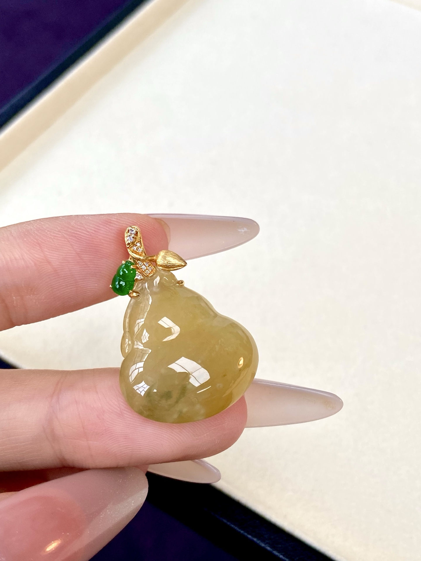 冰种黄翡葫芦吊坠，温润显贵，胖嘟嘟特讨喜，这样招人喜欢的黄翡，戴上指定暴富：30.3，裸石：22.2-20.5-9mm，无裂。