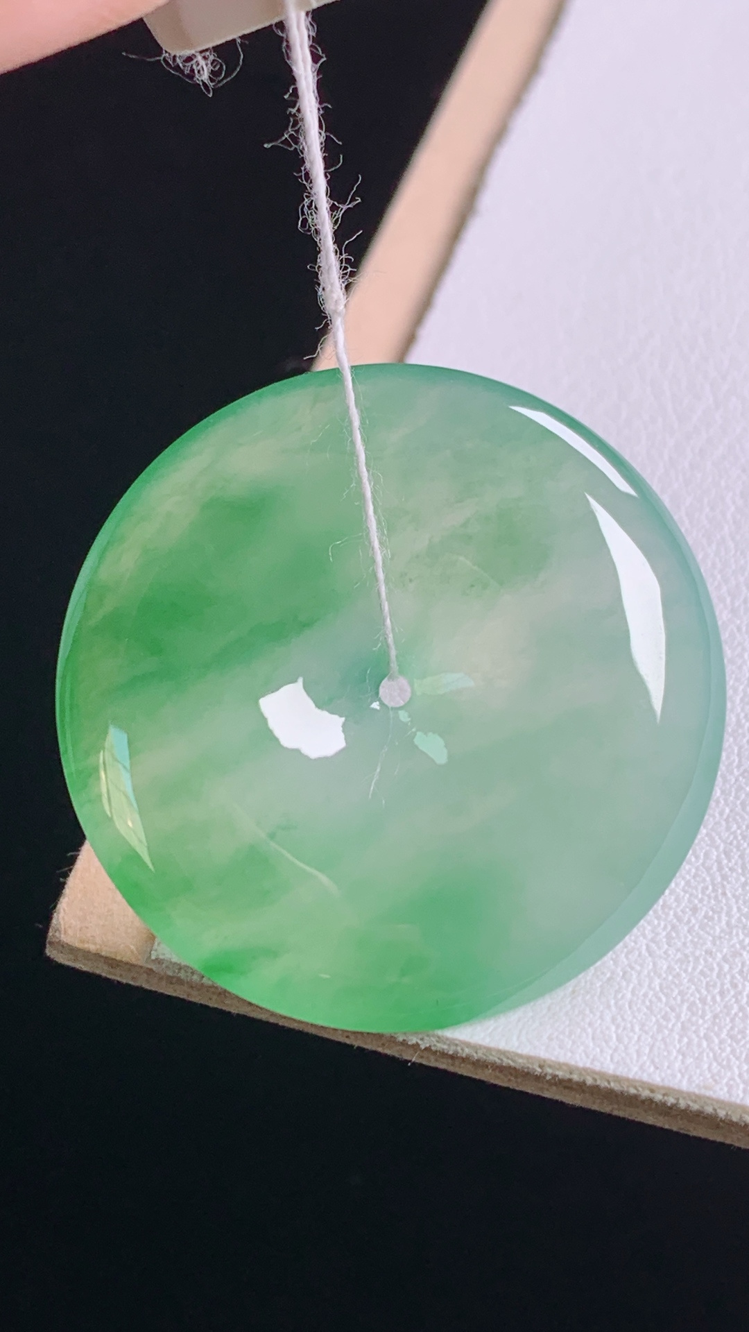 ️冰飘绿平安扣，翠色灵动，清爽细腻，无裂，尺寸:32.7-5.6mm