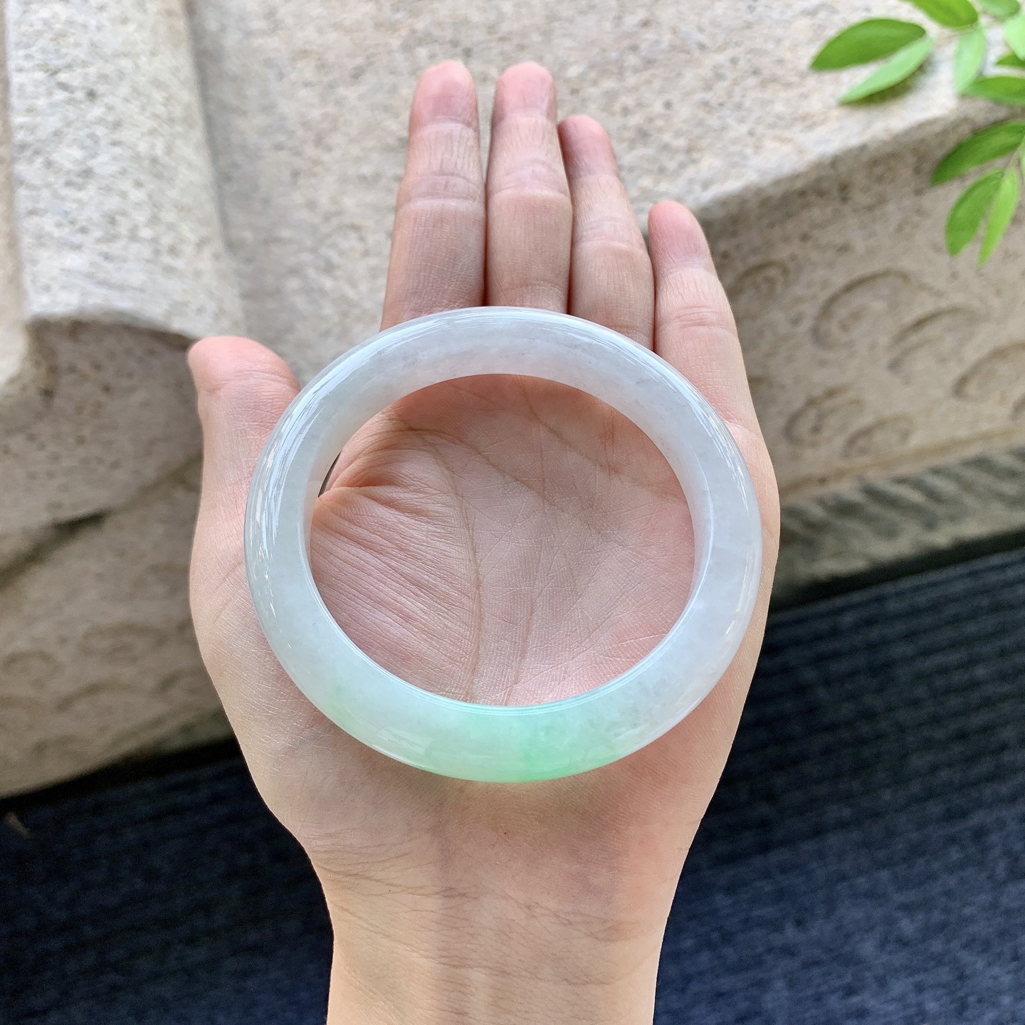 正圈55 56，圈口56.6/10.2/8.6，编码AD080910，描述细糯飘绿，水润，种老，细腻，打灯有棉线