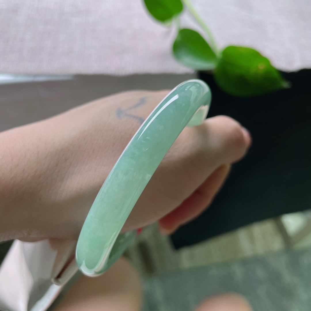 56.5/9.5，绿底圆条，颜色分布均匀，清爽自然，佩戴甜美，显气质，无裂，56872a