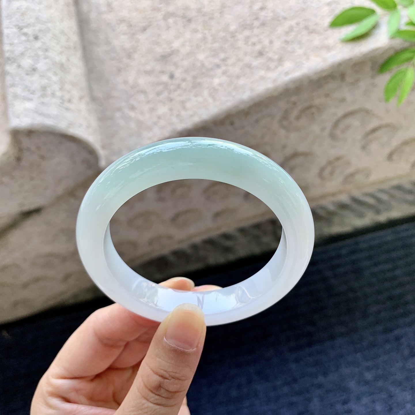 正圈52 53，圈口53.6/11.2/9，编码AD080901，描述细糯飘绿，水润，种老，细腻，无裂。