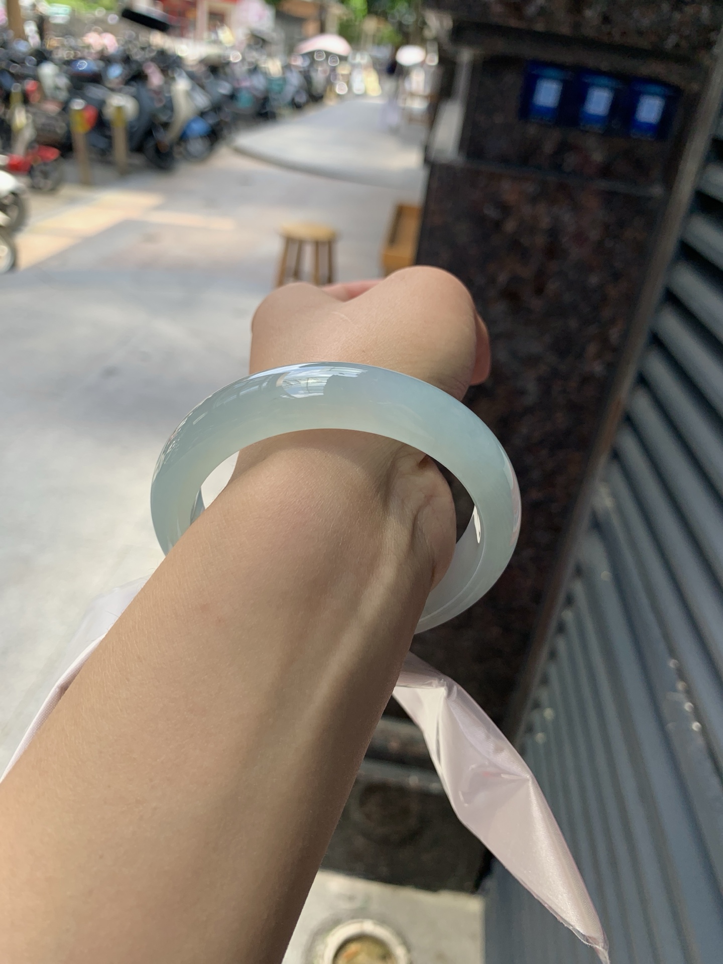 冰晴蓝正圈，58.9-13.4-8.5，0808-6-3347，无裂，打灯棉线，底妆冰胶细腻，清爽耐看的晴蓝底，夏季美好的冰凉感，时而晴时而蓝，随光线变化如梦如幻。