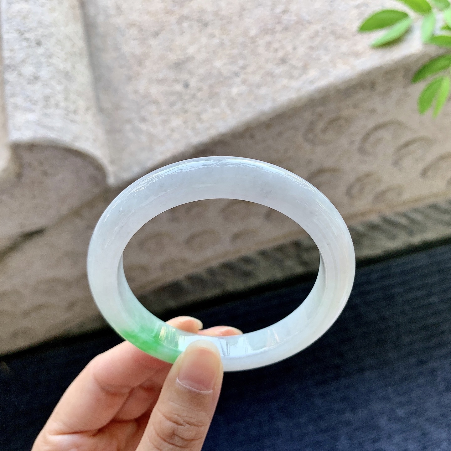 正圈55 56，圈口56.6/10.2/8.6，编码AD080910，描述细糯飘绿，水润，种老，细腻，打灯有棉线