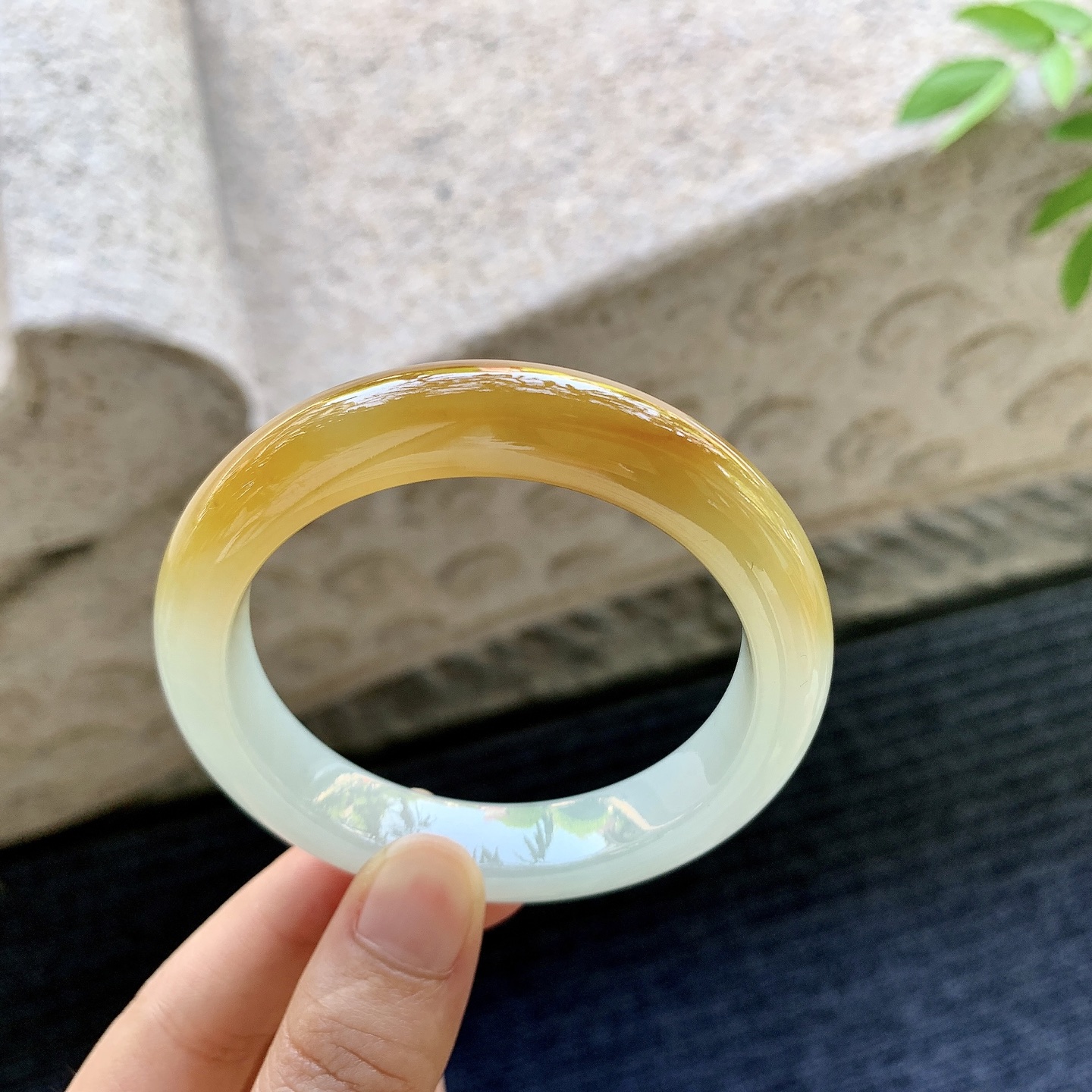 正圈53 54，圈口54.8/12/9，编码HW080930，冰糯黄翡，水润，种老，细腻，无裂。