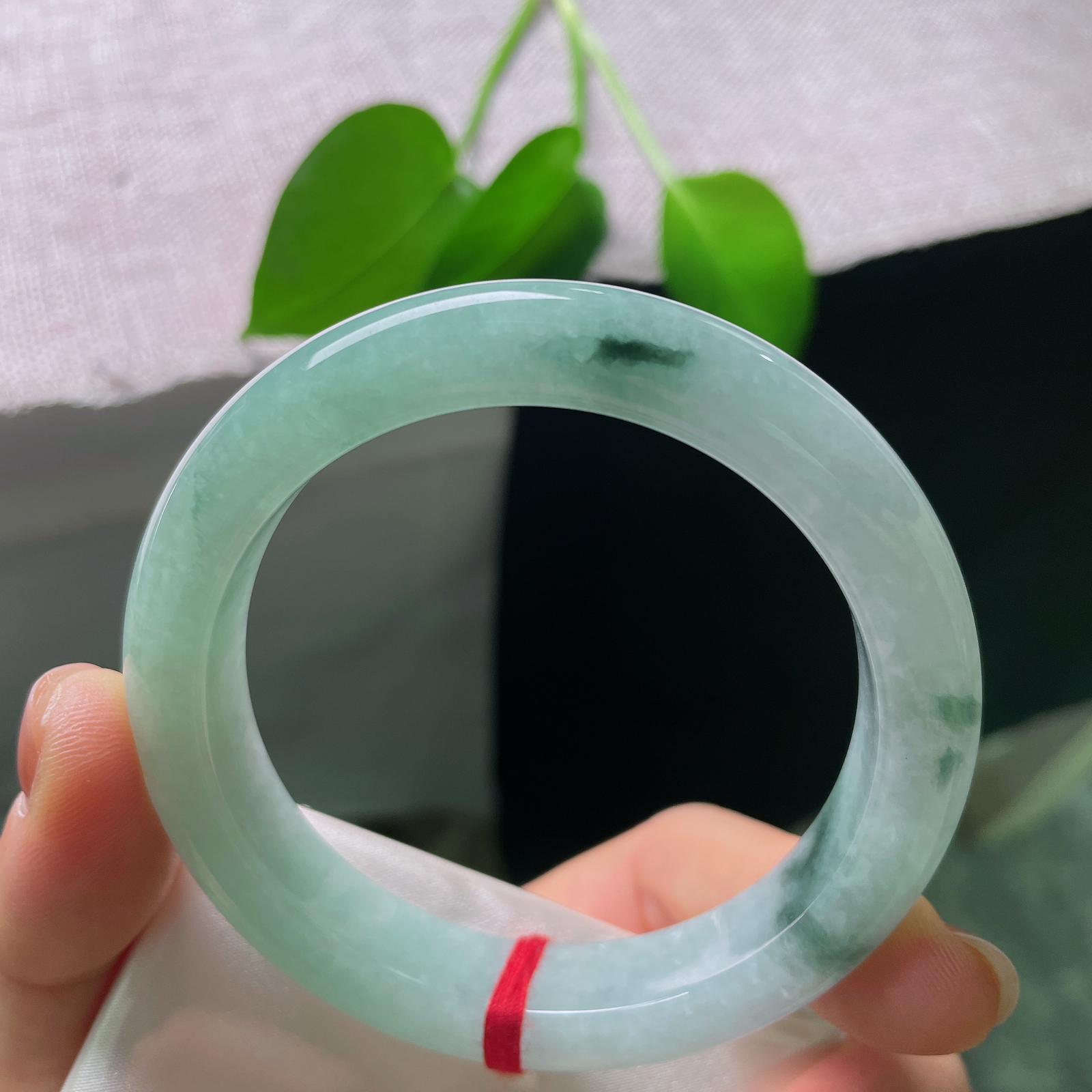 57.8/11.9/9.5，飘花正圈，皮纹，浓郁的墨绿飘花随性地萦绕镯壁，花色错落有致，好似远山云雾，清冷疏离，氛围感十足。ss56746a