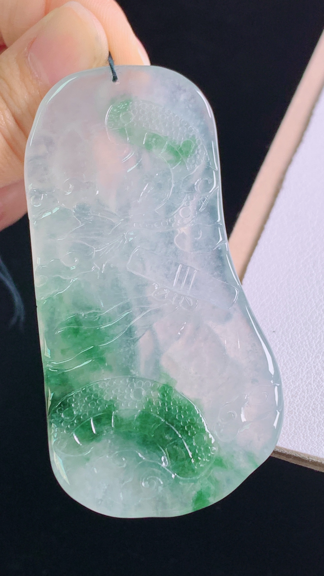 ️冰飘花大势至菩萨花色灵动，清透起光，无裂，尺寸:69.4-35.0-7.0mm