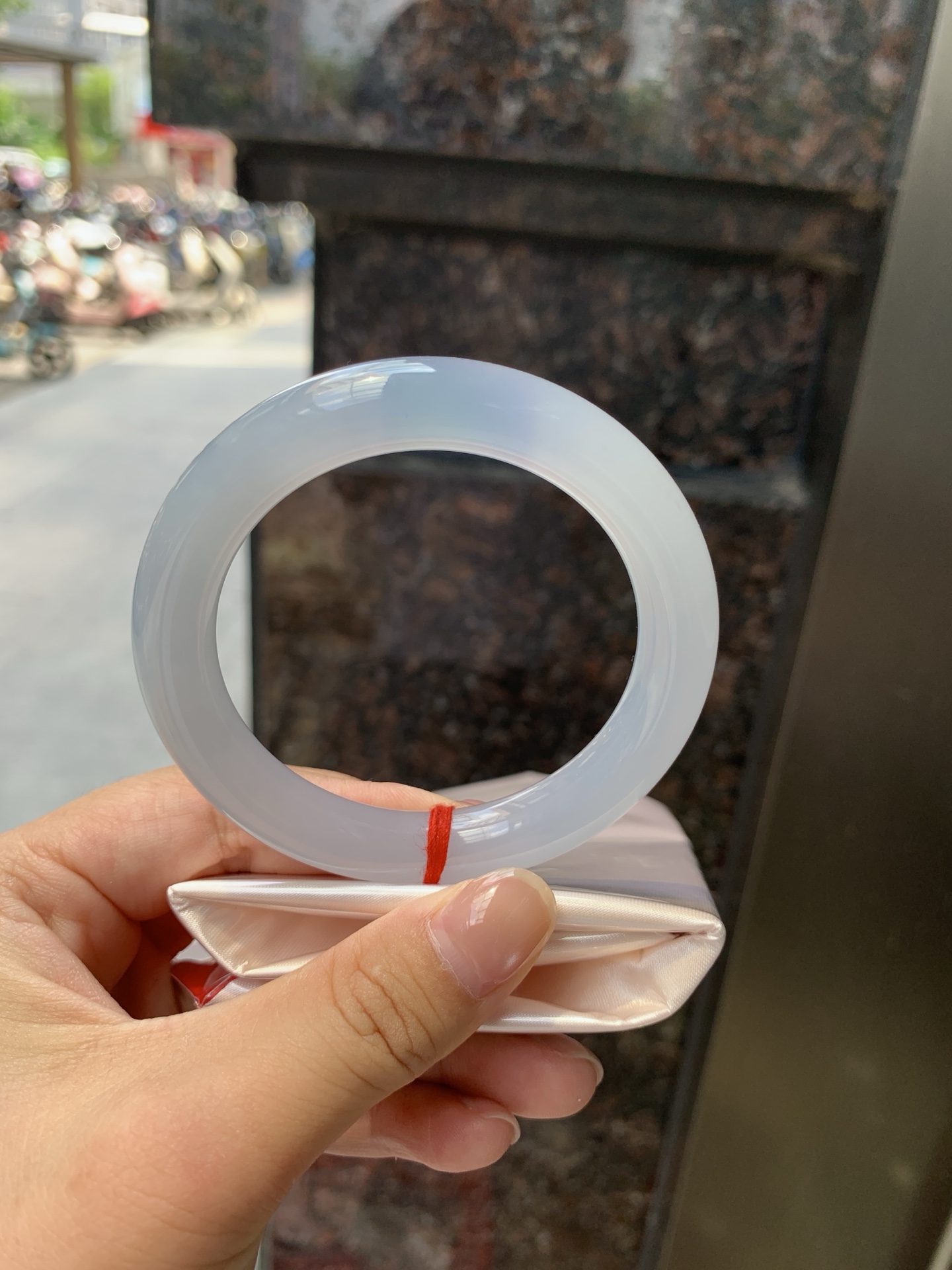 冰蓝紫圆条，打灯棉纹，底妆冰胶润，色泽饱满，飘一抹蓝紫色优雅。