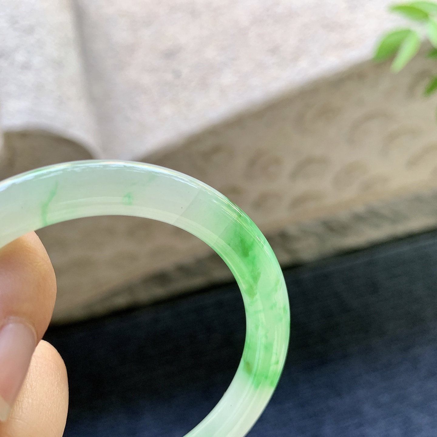 圆条51 52，圈口52.7/6.6/8，编码C5080925，糯冰飘阳绿，水润，种老，细腻，有纹线