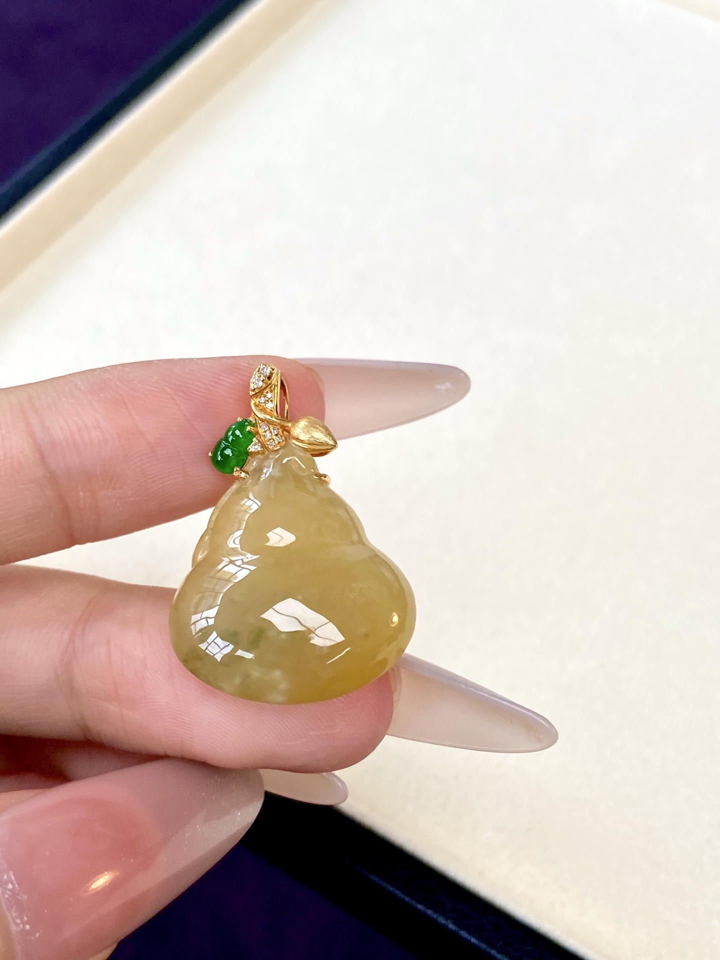 冰种黄翡葫芦吊坠，温润显贵，胖嘟嘟特讨喜，这样招人喜欢的黄翡，戴上指定暴富：30.3，裸石：22.2-20.5-9mm，无裂。