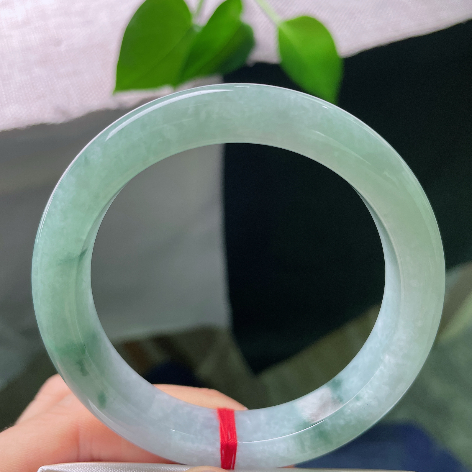 57.8/11.9/9.5，飘花正圈，皮纹，浓郁的墨绿飘花随性地萦绕镯壁，花色错落有致，好似远山云雾