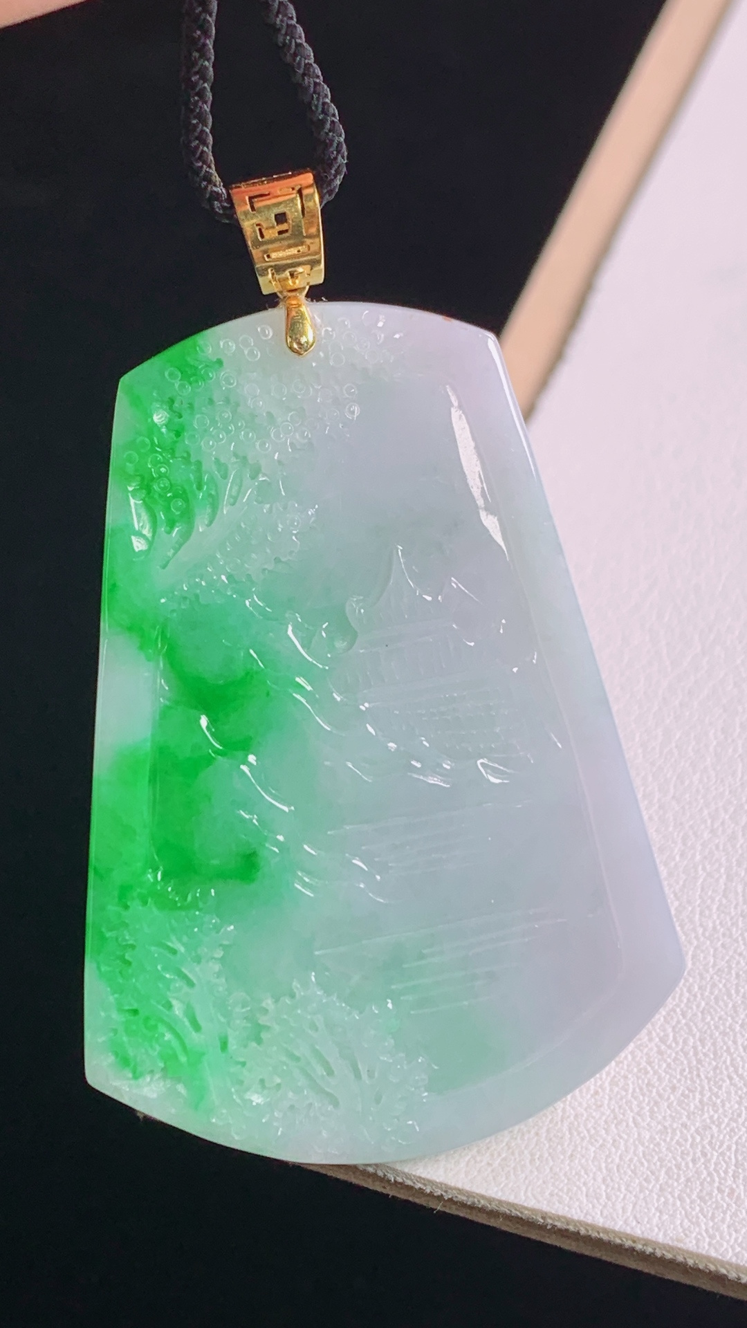 ️阳绿山水牌吊坠，18K真金，色泽明艳，雕工精湛，无裂，尺寸:56.5-49.6-35.3-10.7mm