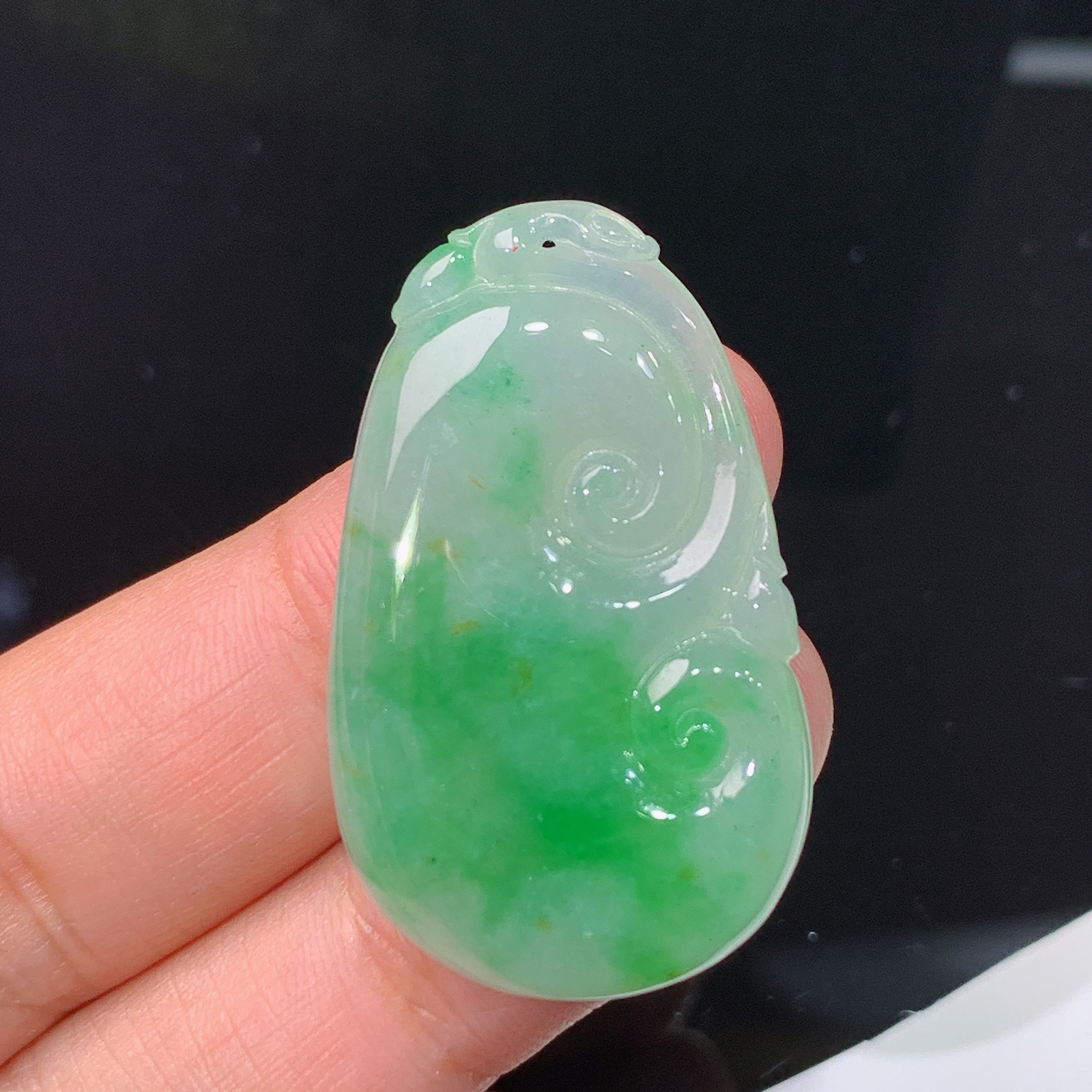 飘绿如意吊坠 冰润细腻，种水足，001 尺寸35.7*21.5*5.2