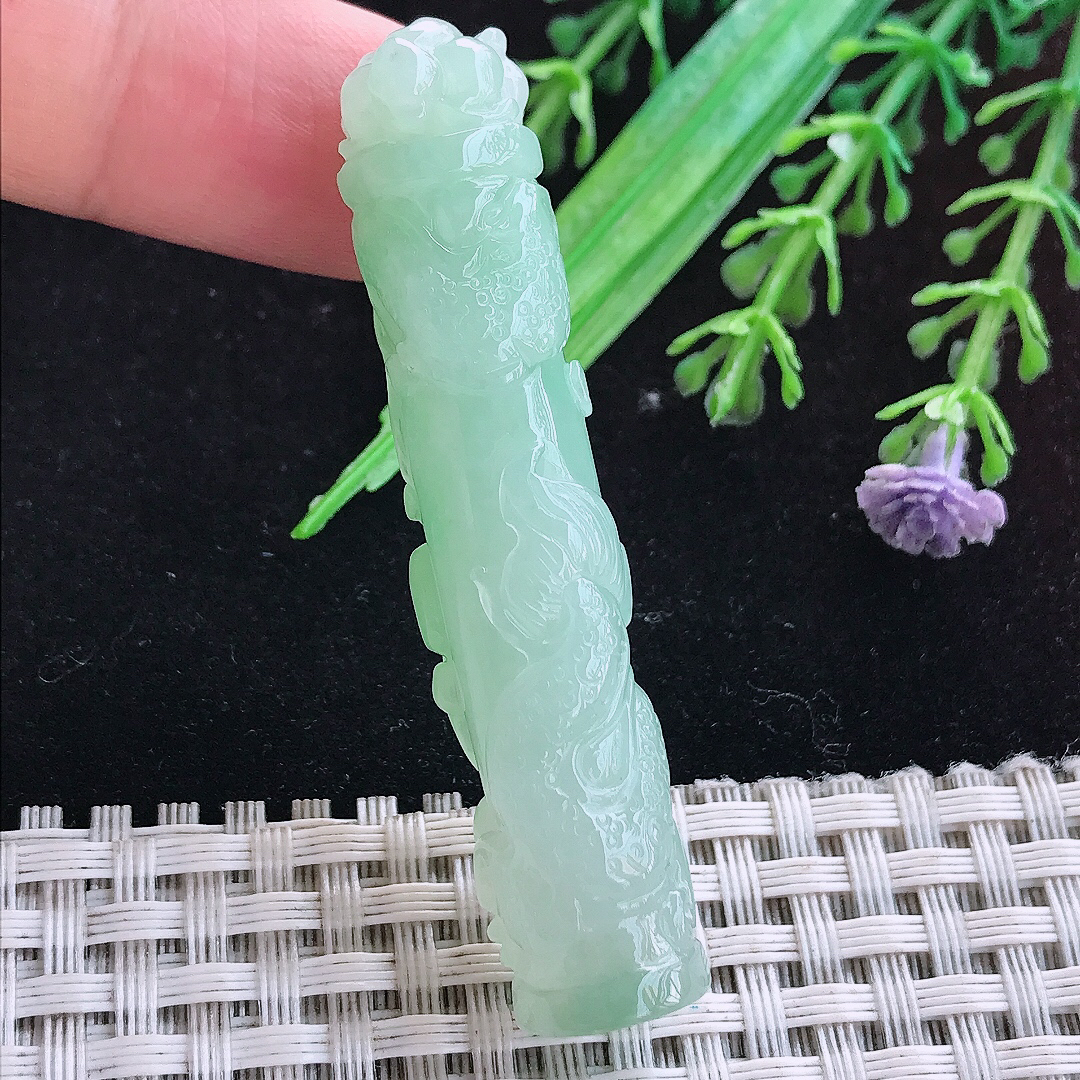 实拍A货翡翠58/13.5/11老坑冰润起胶甜绿色龙柱吊坠翡翠玉挂件