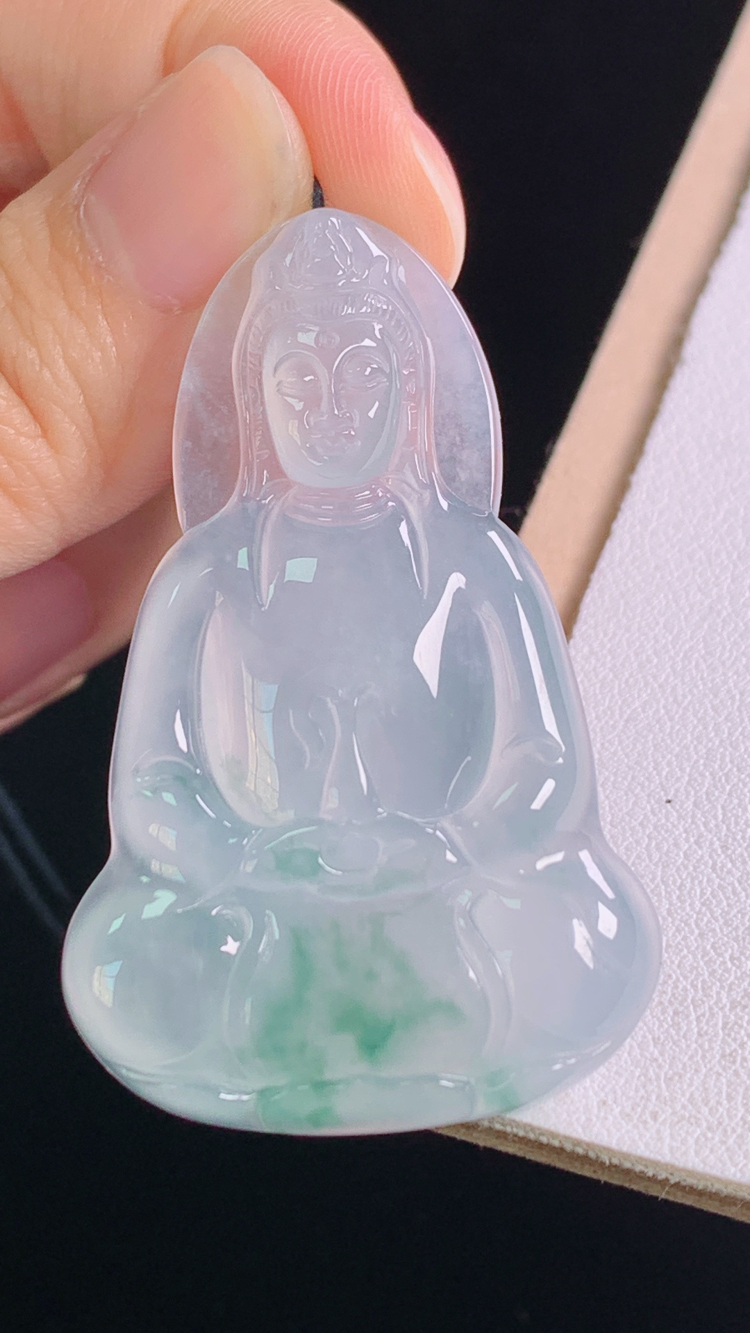冰飘花观音，花色灵动，冰清玉洁，无裂，尺寸:47.7-30.5-5.8mm