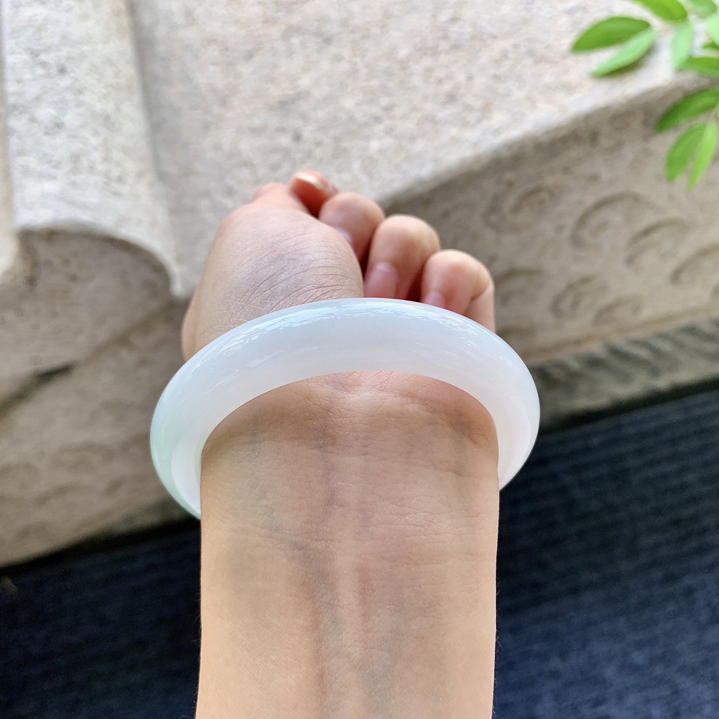 正圈52 53，圈口53.6/11.2/9，编码AD080901，描述细糯飘绿，水润，种老，细腻，无裂。