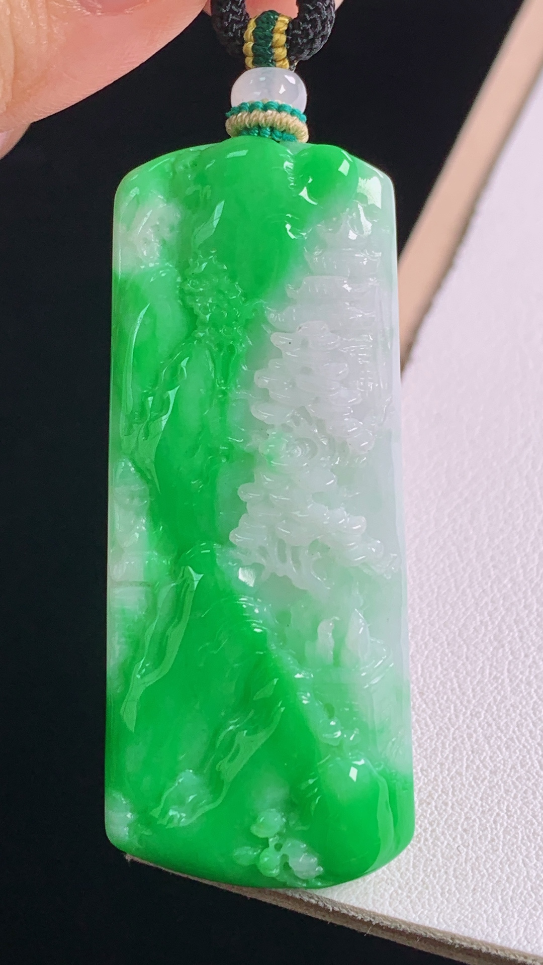 ️阳绿山水牌，色辣色艳，底子细腻，无裂，尺寸:54.5-23.0-7.2mm