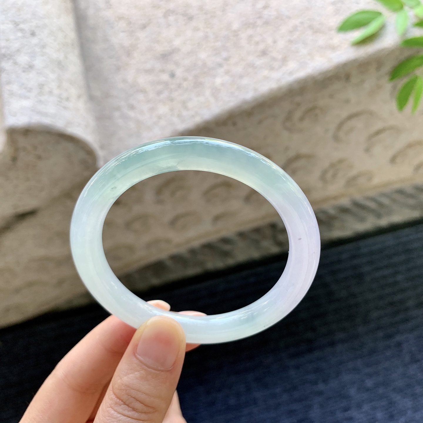 圆条52 53，圈口53.5/8.3/8.3，编码B2080921，描述：糯冰春彩，水润，种老，细腻，有纹线。