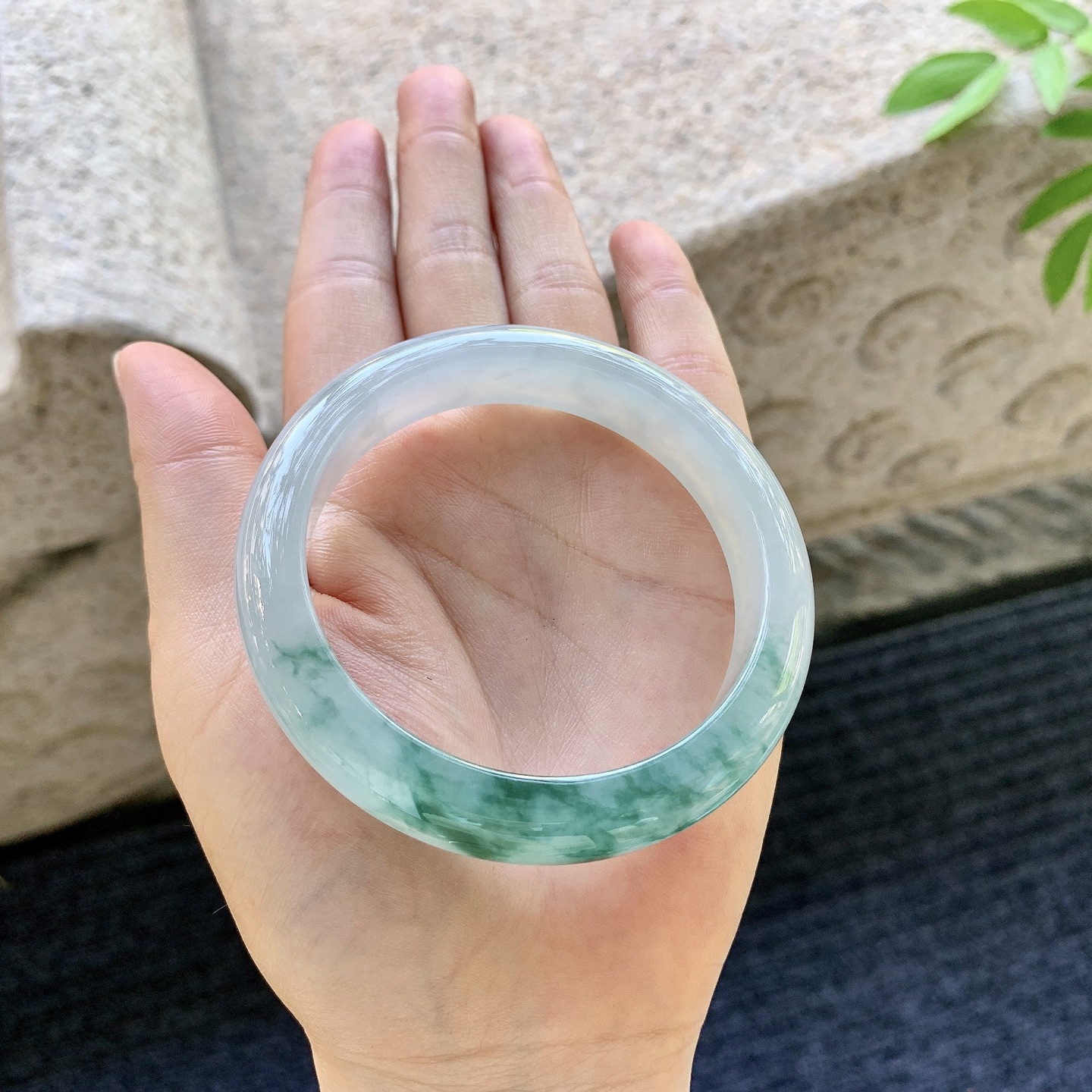 正圈55 56，圈口56/12/8.2，编码W6080932，描述：冰糯飘花，水润，种老，细腻，有纹