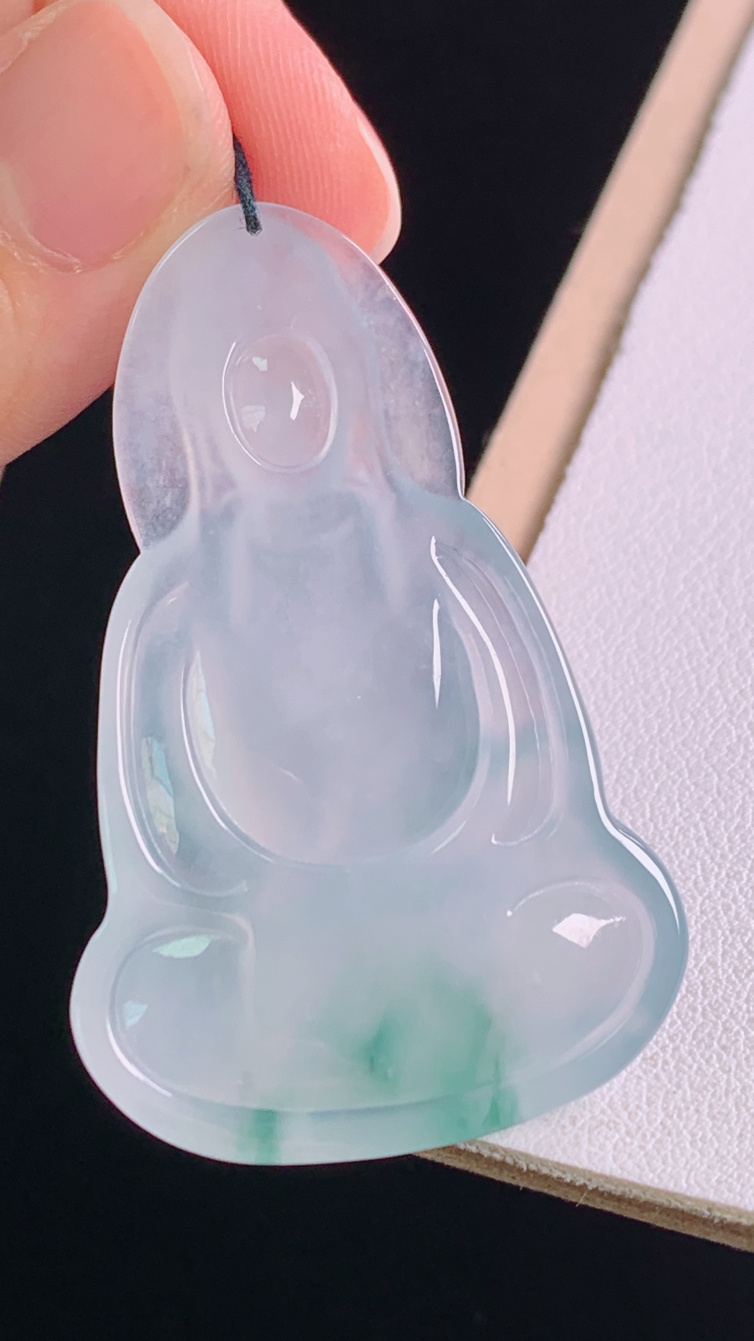 冰飘花观音，花色灵动，冰清玉洁，无裂，尺寸:47.7-30.5-5.8mm