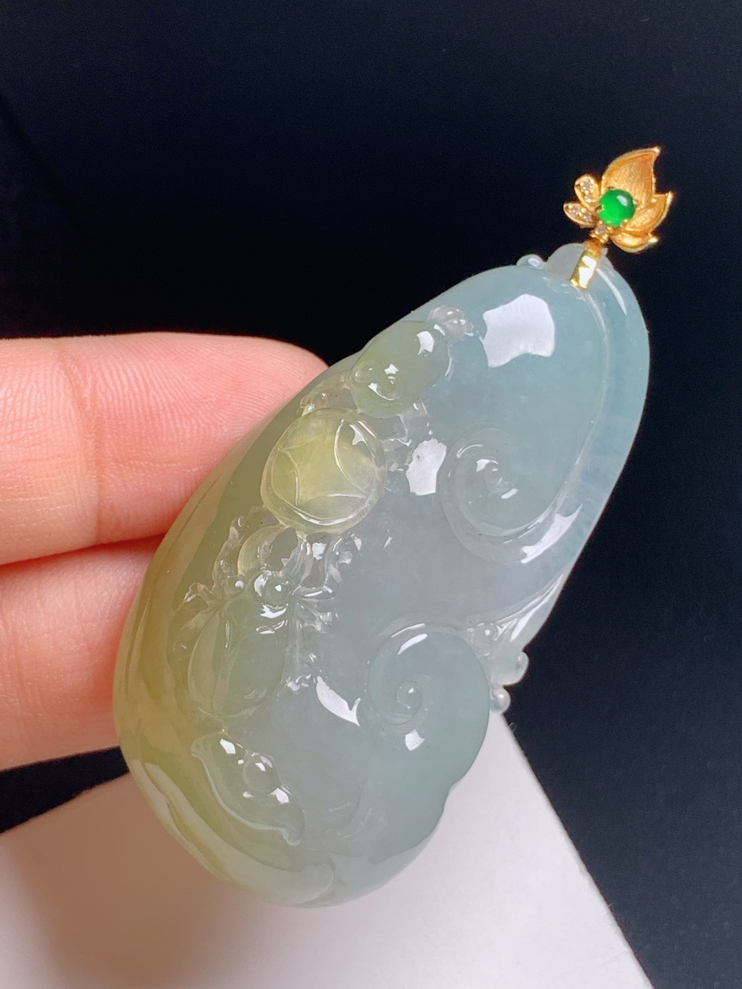 冰黄翡如意吊坠，水润通透，线条流畅，吉祥纳福