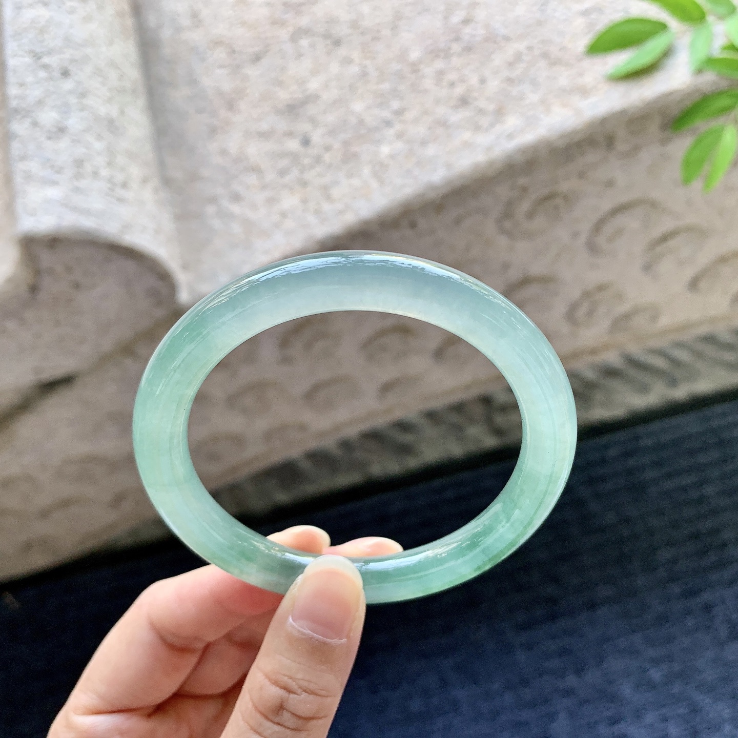 圆条56 57，圈口57.1/8.3/8.6，编码AD080906，糯冰飘绿，水润，种老，细腻，打灯有棉线