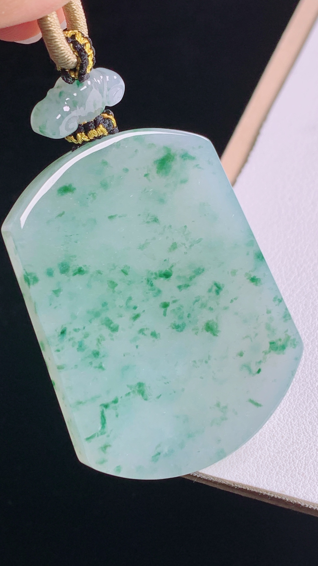 ️冰飘花无事牌，花色灵动，清爽细腻，无裂，尺寸:53.3-41.1-6.1mm