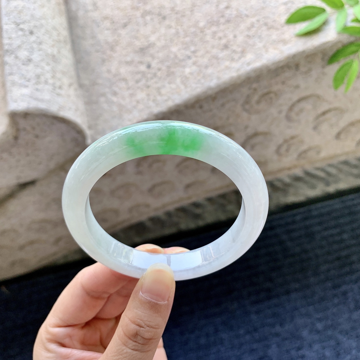 正圈55 56，圈口56.6/10.2/8.6，编码AD080910，描述细糯飘绿，水润，种老，细腻，打灯有棉线