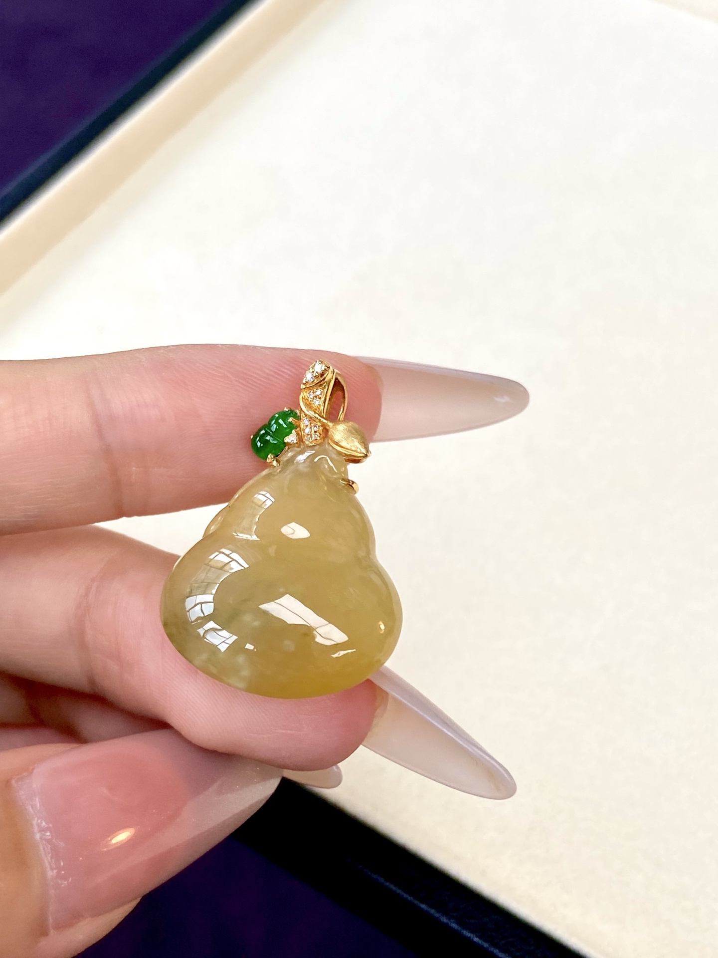冰种黄翡葫芦吊坠，温润显贵，胖嘟嘟特讨喜，这样招人喜欢的黄翡，戴上指定暴富：30.3，裸石：22.2