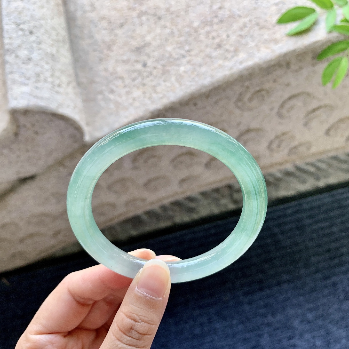 圆条56 57，圈口57.1/8.3/8.6，编码AD080906，糯冰飘绿，水润，种老，细腻，打灯有棉线