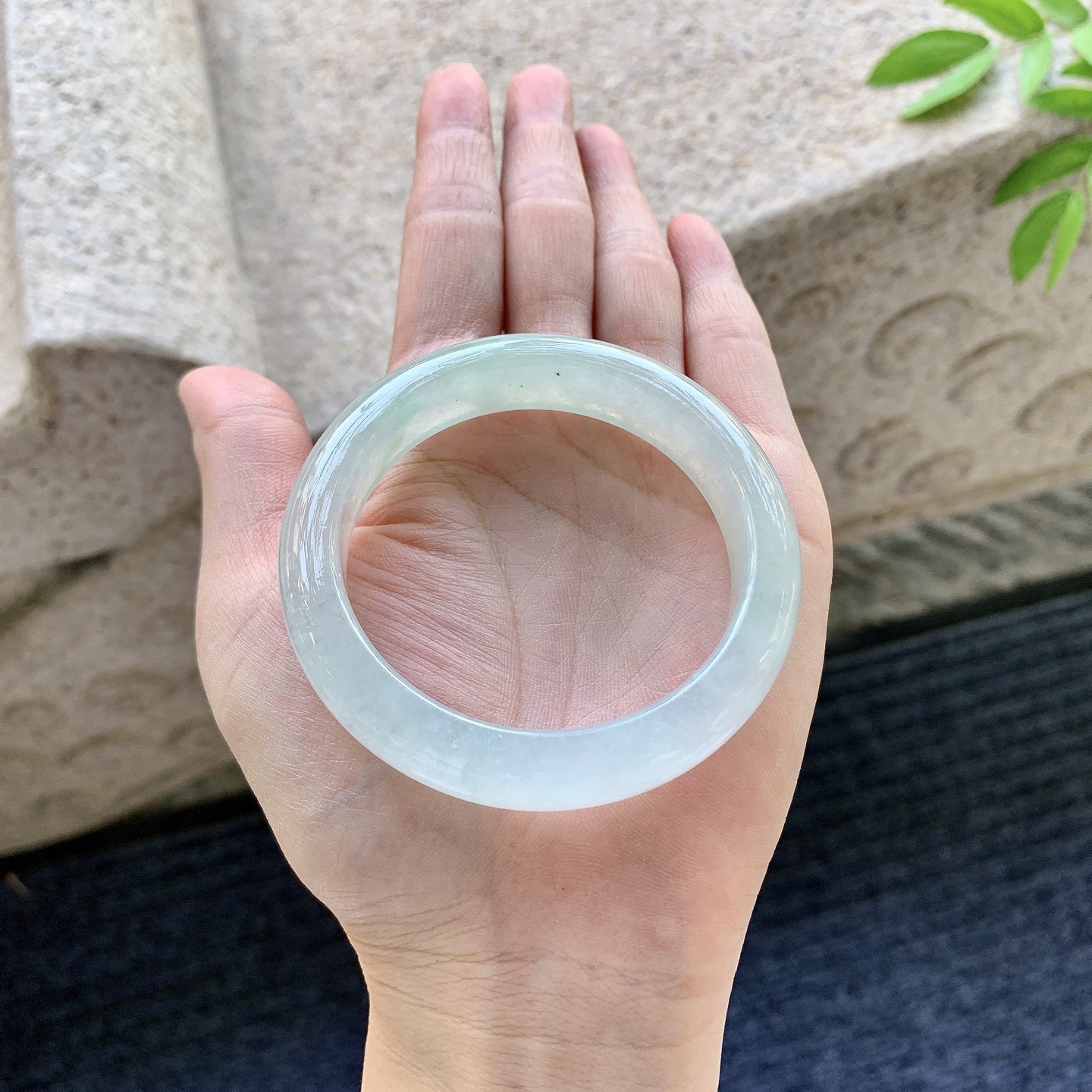 正圈51 52，圈口52/12.2/8，编码C5080928，描述：冰糯飘绿，水润，种老，细腻，有棉纹。