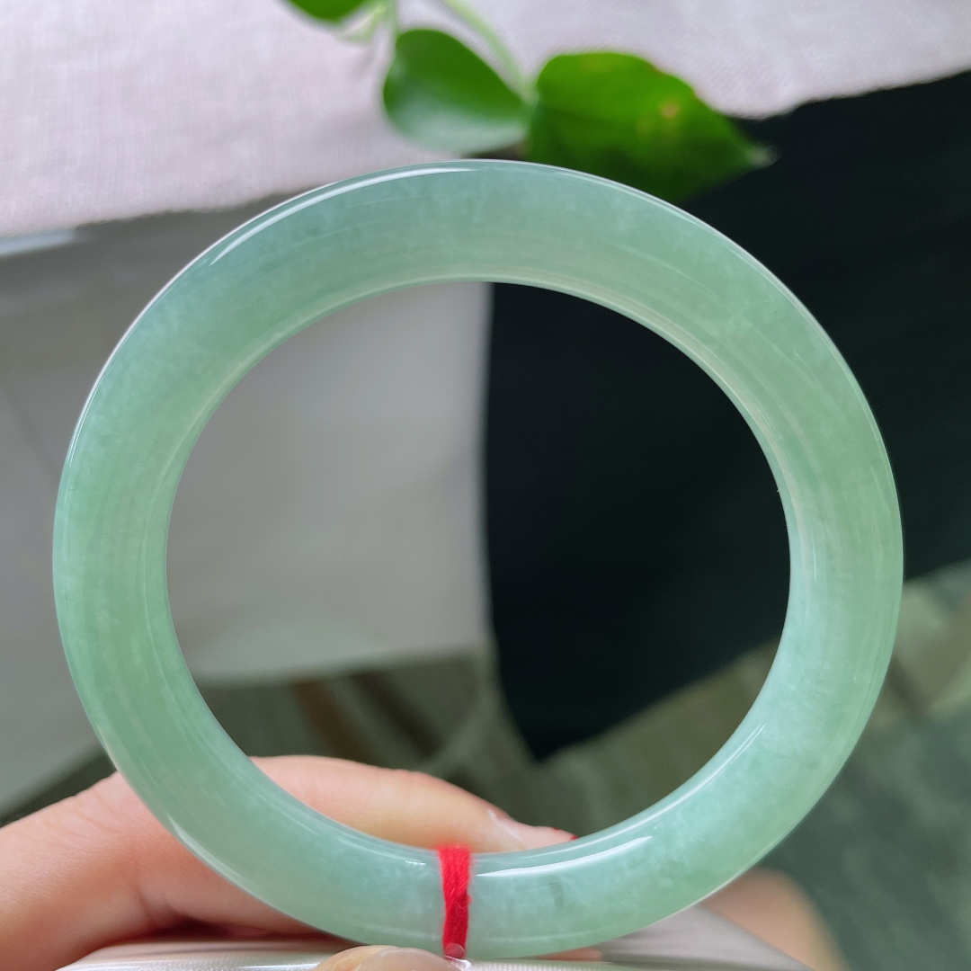 56.5/9.5，绿底圆条，颜色分布均匀，清爽自然，佩戴甜美，显气质，无裂，56872a