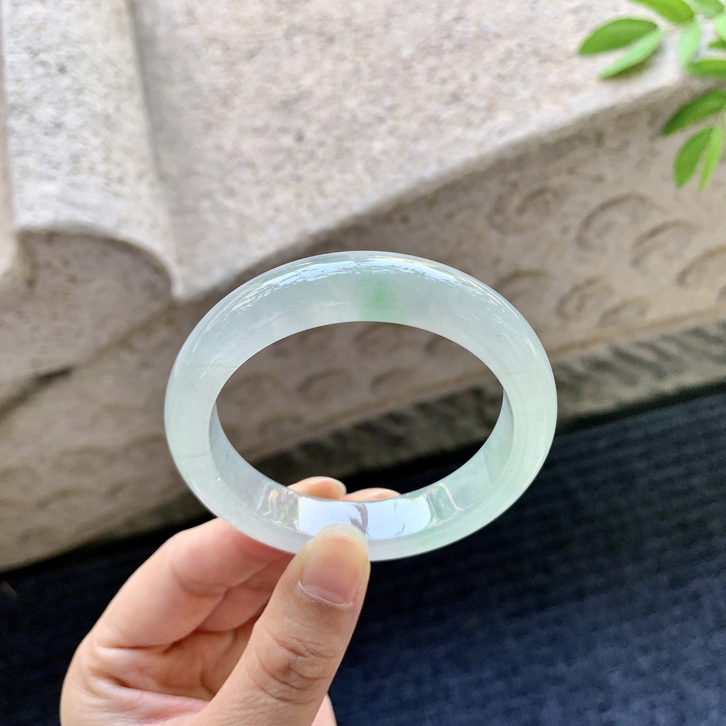 正圈51 52，圈口52/12.2/8，编码C5080928，描述：冰糯飘绿，水润，种老，细腻，有棉纹。
