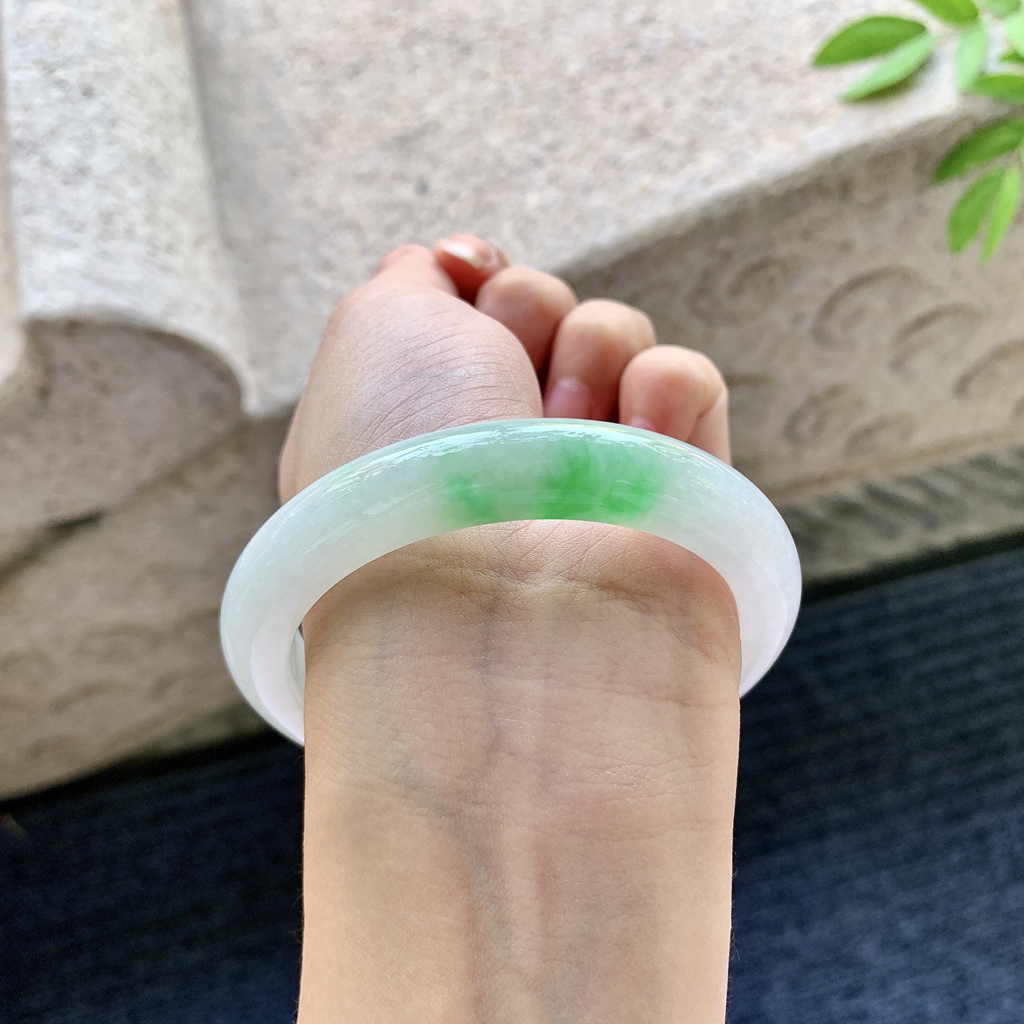 正圈55 56，圈口56.6/10.2/8.6，编码AD080910，描述细糯飘绿，水润，种老，细腻，打灯有棉线